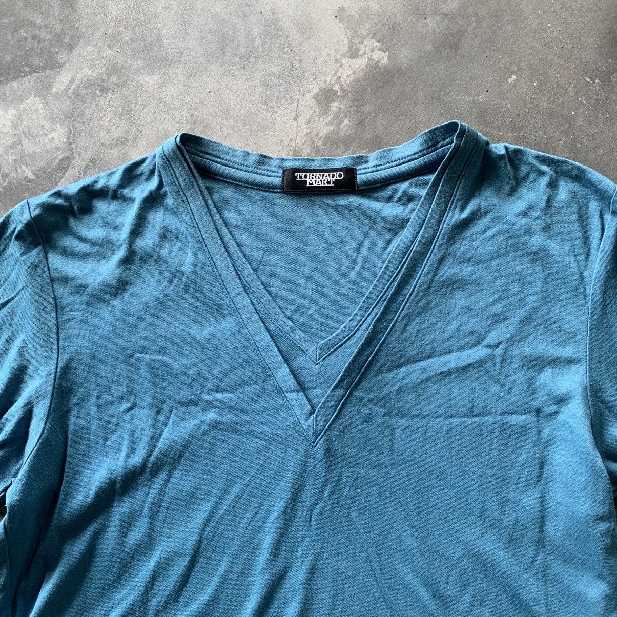 Tornado Mart 2000s TORNADO MART IRIDESCENT BLUE SILVER VNECK TSHIRT Size M / US 6-8 / IT 42-44 - 2 Thumbnail