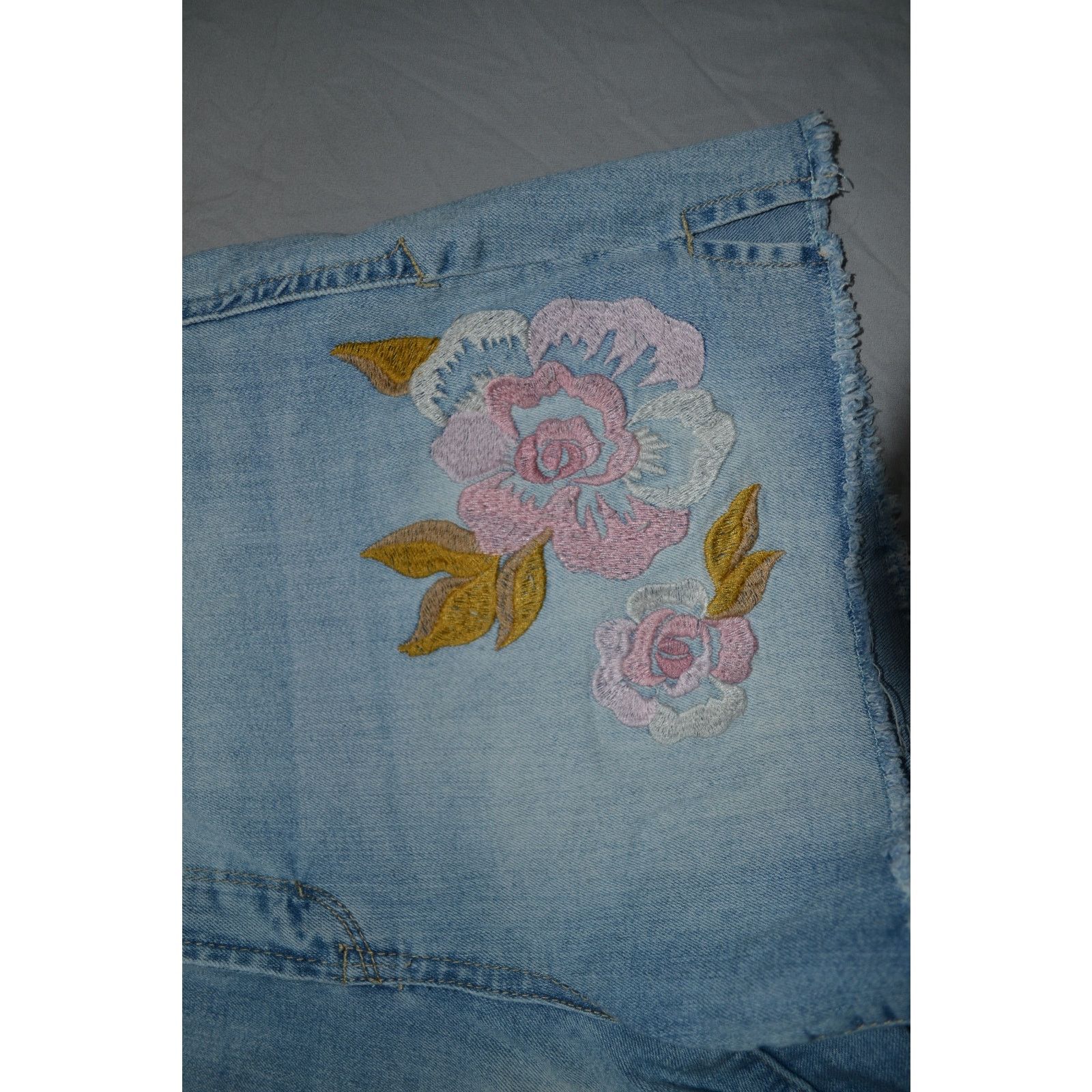 Other Kensie Denim Cut Off Jean Shorts Distressed Floral size 10 Size 32" / US 10 / IT 46 - 2 Thumbnail