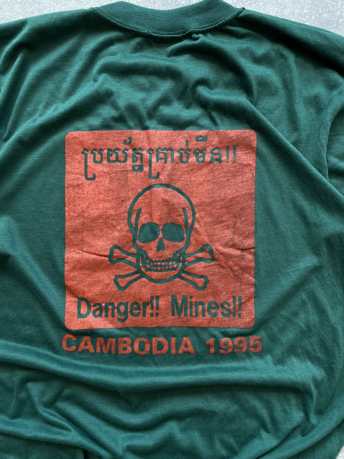 Vintage Vintage 1995 Cambodia Danger! Mines! Skull T-shirt Size US L / EU 52-54 / 3 - 2 Thumbnail