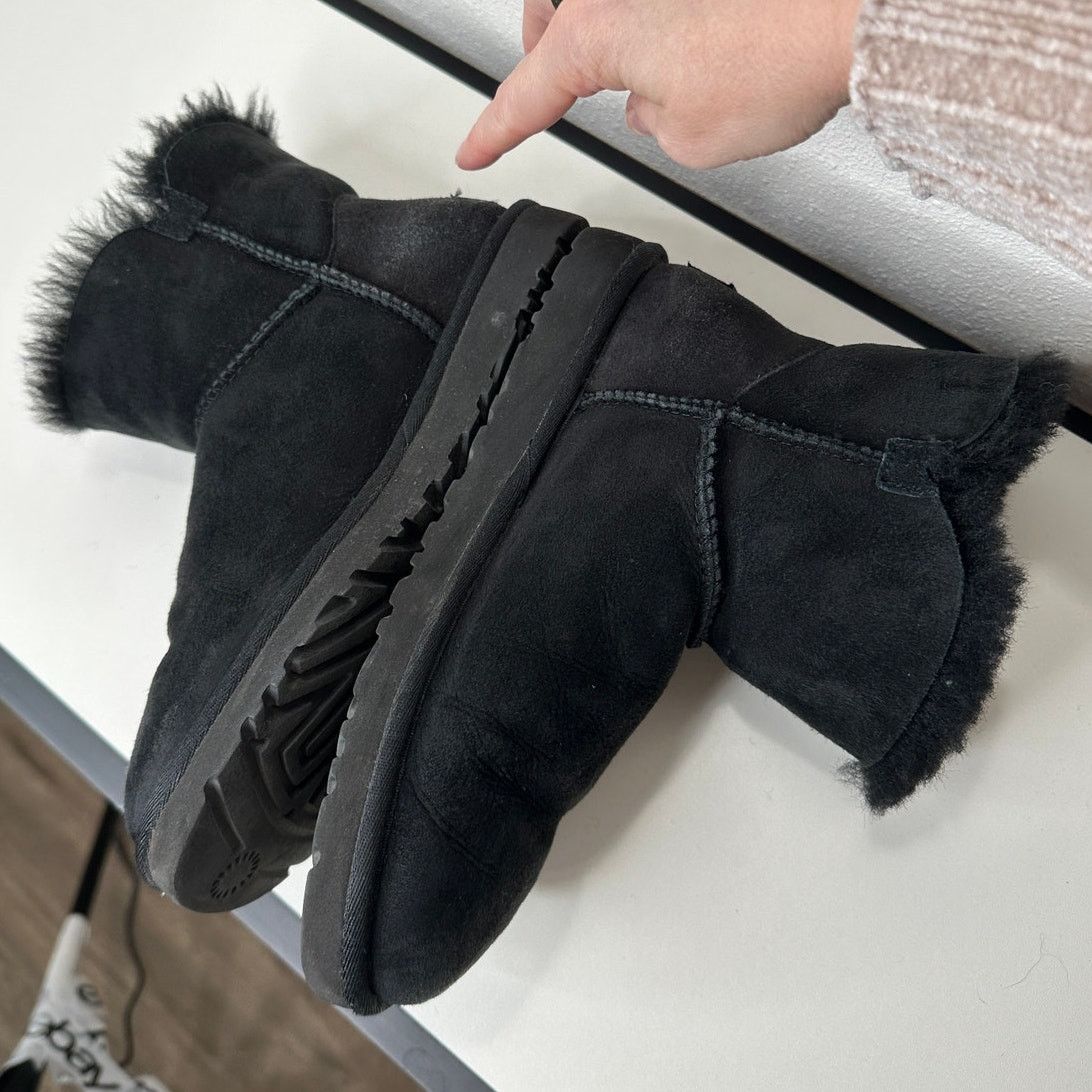 Ugg UGG Black Suede Furry Mini Bailey Button Ankle Boot 6 Size US 6 / IT 36 - 9 Thumbnail