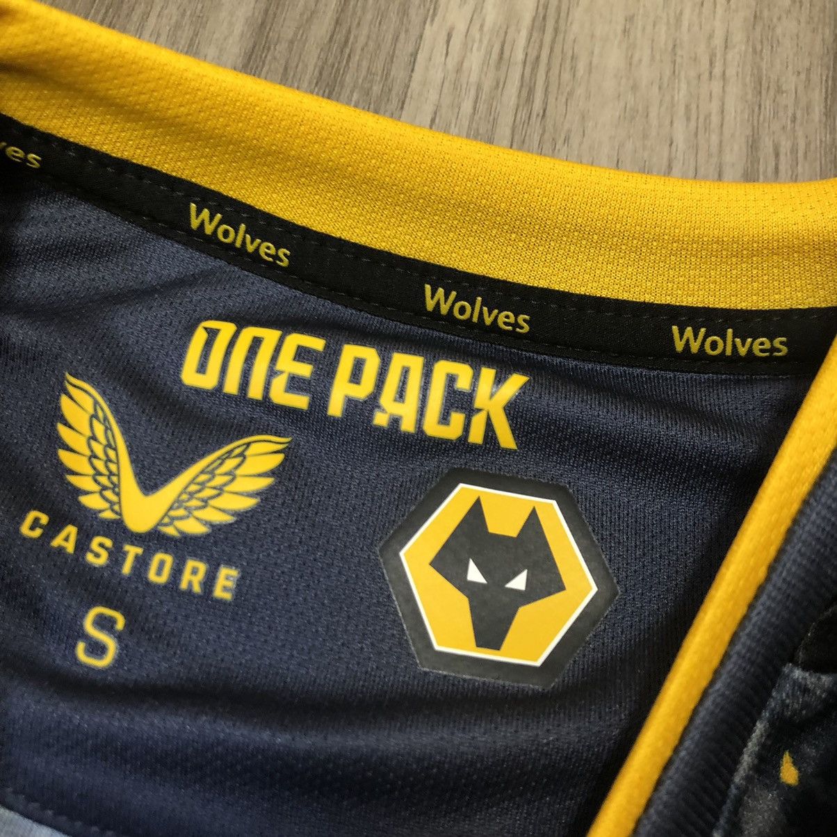 Castore Wolves 21/22 away shirt #26 Hee chan Size US S / EU 44-46 / 1 - 7 Thumbnail