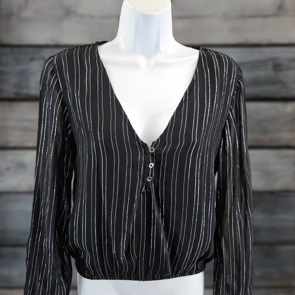 Vintage Amuse Society Womens Top Sz Medium Black Silver Stripe Long Sleeve V-Neck Shirt Womens M Black Stripe V-Neck Long Sleeve Amuse Society Size M / US 6-8 / IT 42-44 - 1 Thumbnail