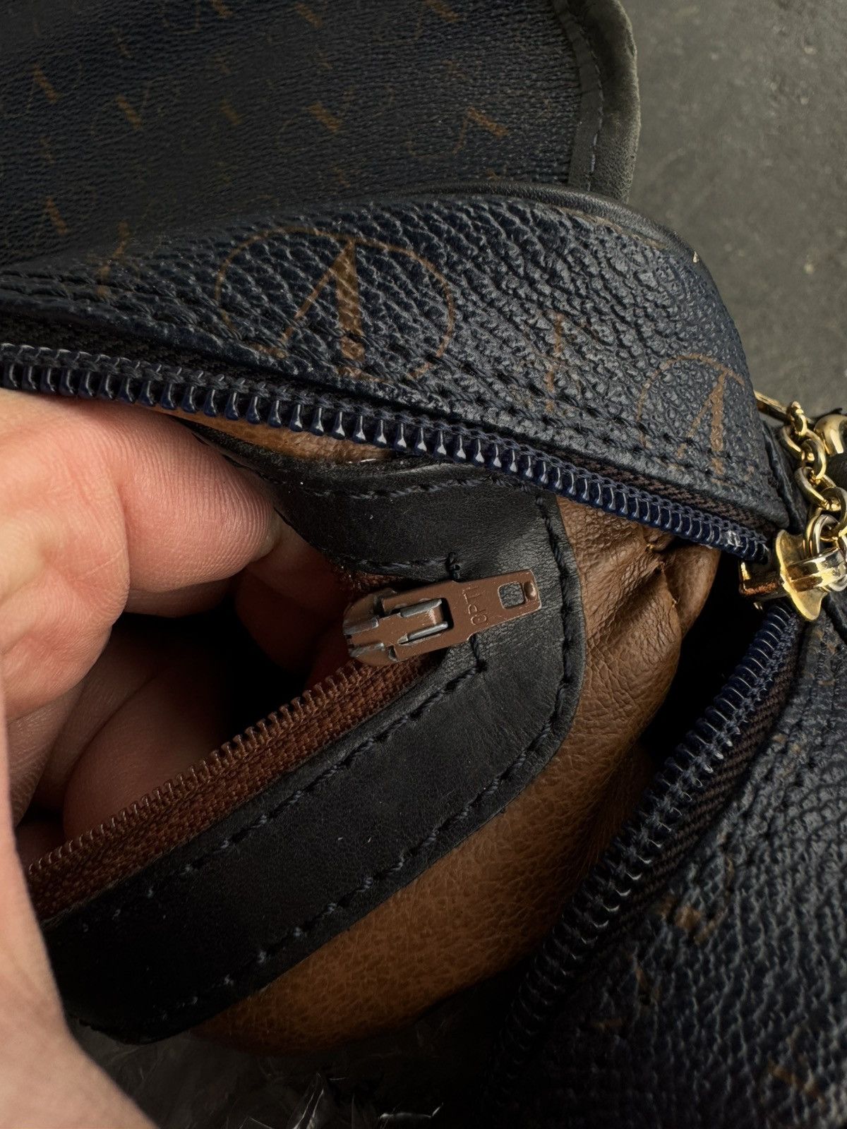Valentino × Vintage Valentino Garavani Crossbody Bag Monogram Design Vintage y2k Size ONE SIZE - 10 Thumbnail