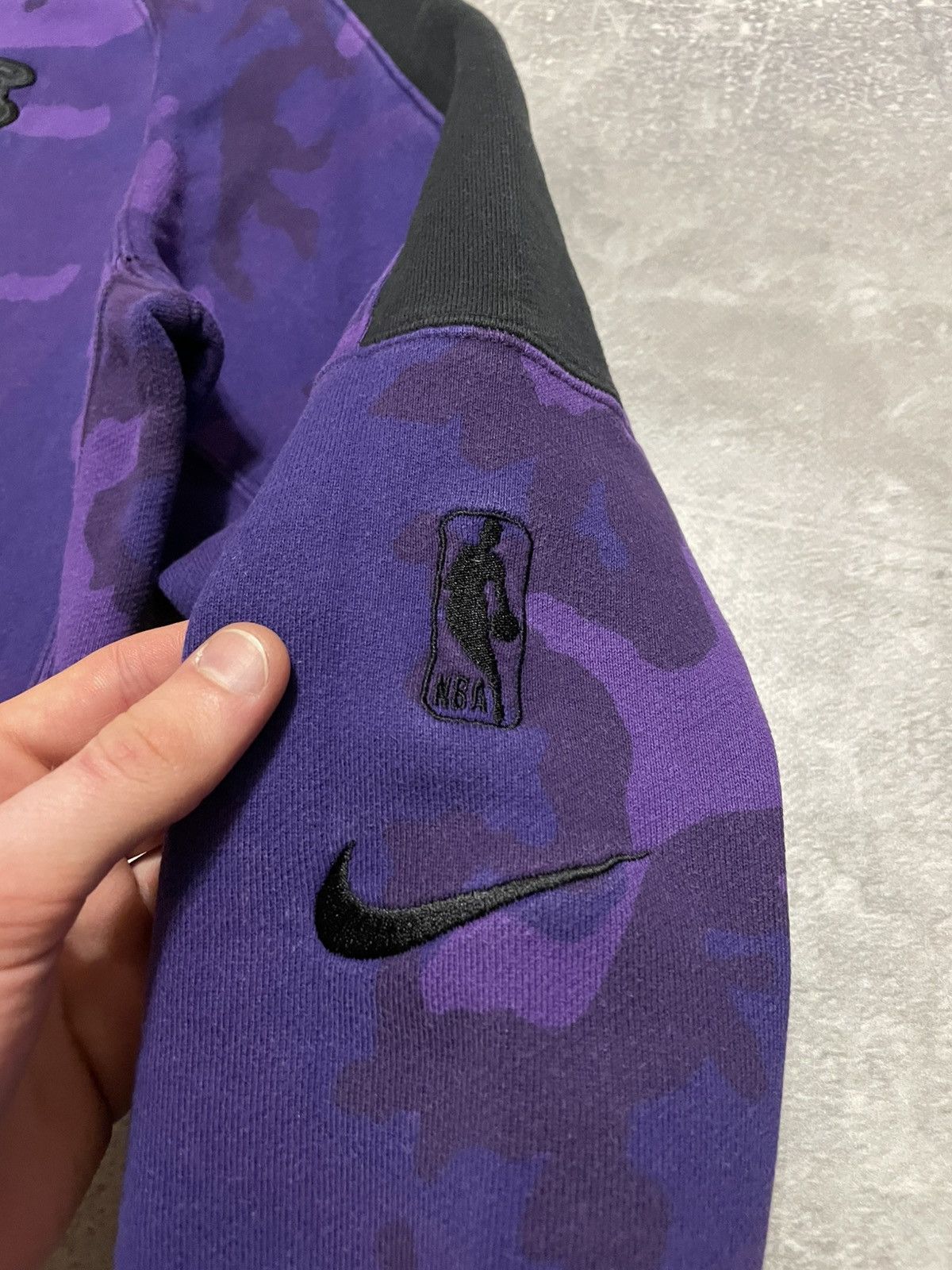 NBA × Nike Vintage Nike NBA LA Lakers Lebron Hoodie Purple Camo Size US M / EU 48-50 / 2 - 7 Thumbnail