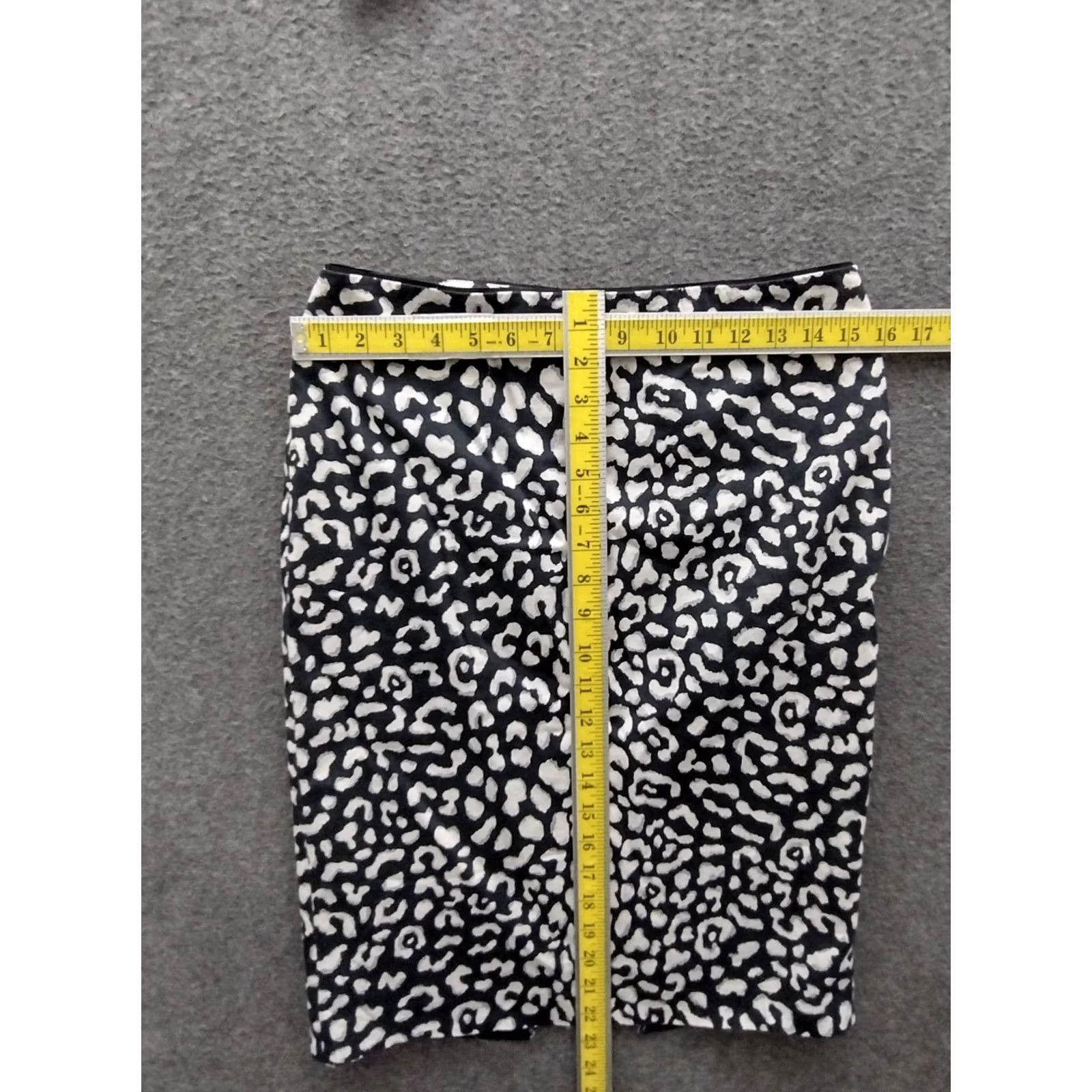 White House Black Market VINTAGE White House Black Market Pencil Skirt Women Knee Length Black White Leopard Size 4 XS-XS? Size 27" / US 4 / IT 40 - 4 Thumbnail