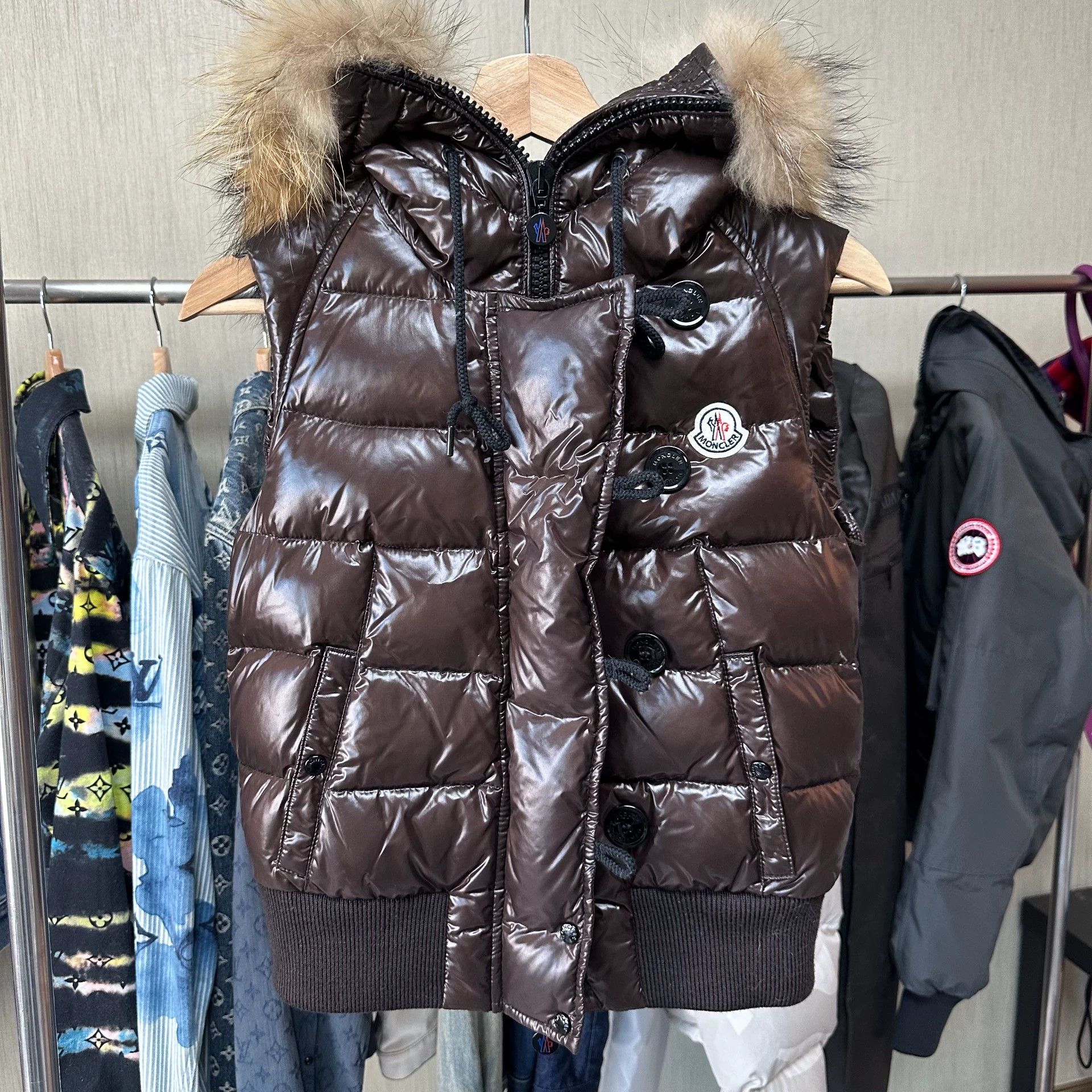 Moncler Moncler Down Vest w/ Fur Collar Mocha Brown Size 00 Like New Size XXS / US 00 / IT 34 - 1 Thumbnail