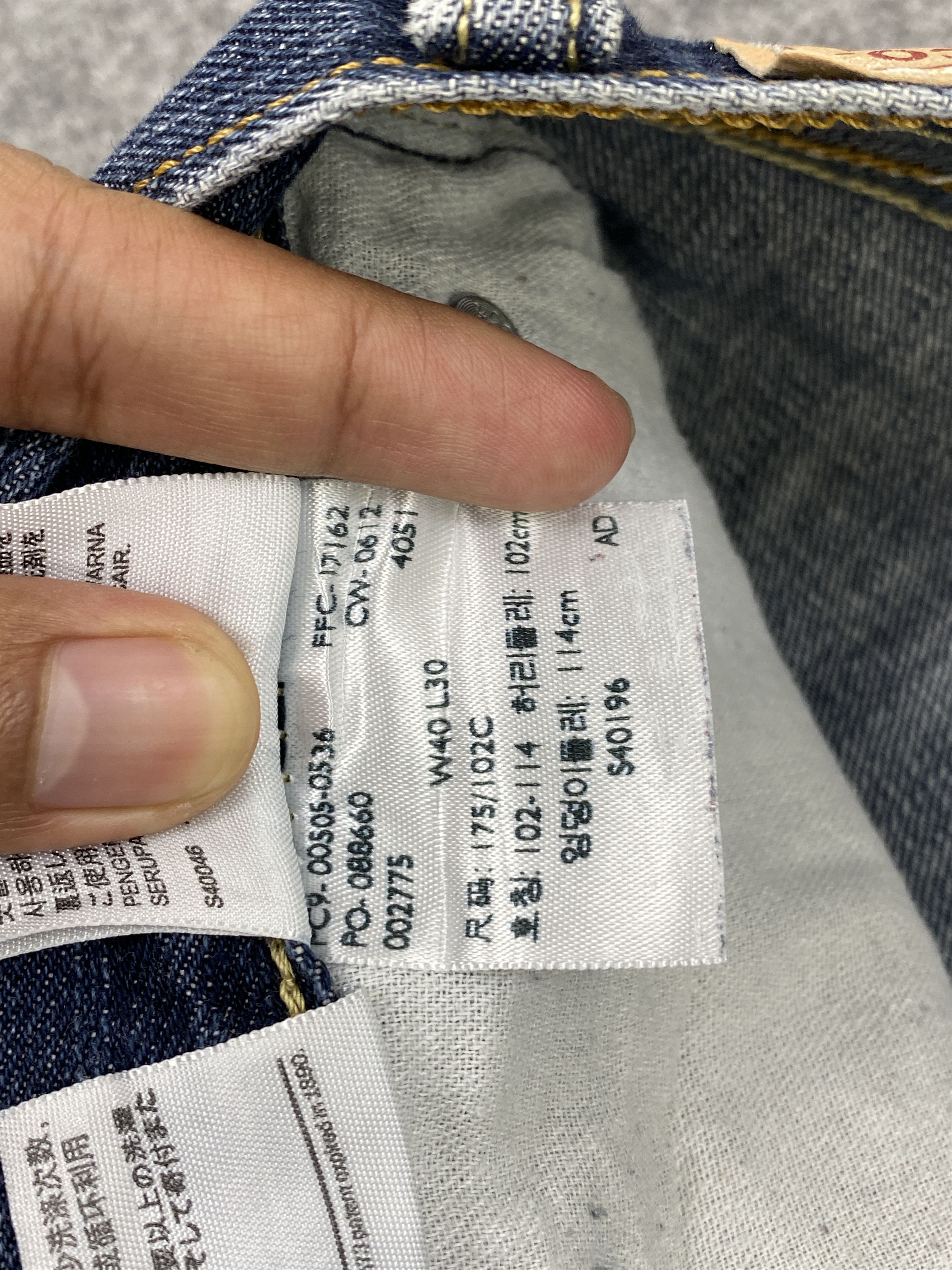 Levi's × Vintage Distressed Vintage Levi's 505 Blue Denim Jeans Size US 40 / EU 56 - 13 Thumbnail