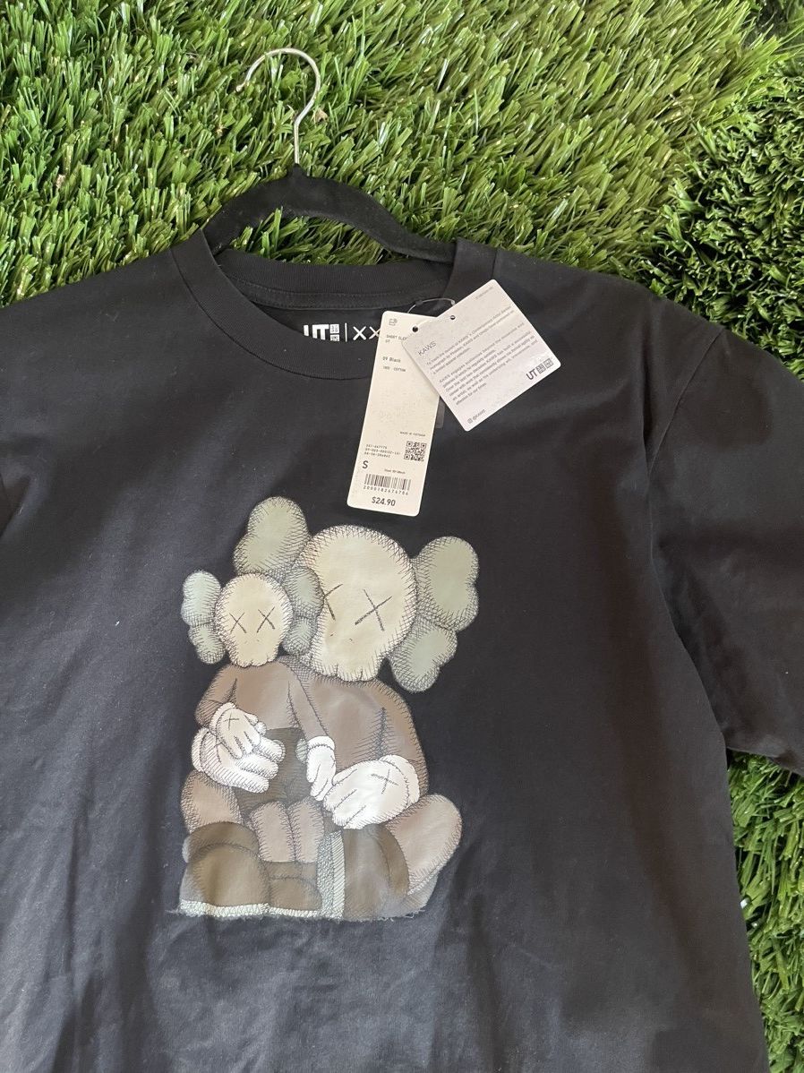 Kaws × Uniqlo Kaws Uniqlo Tee Black Size US S / EU 44-46 / 1 - 2 Thumbnail