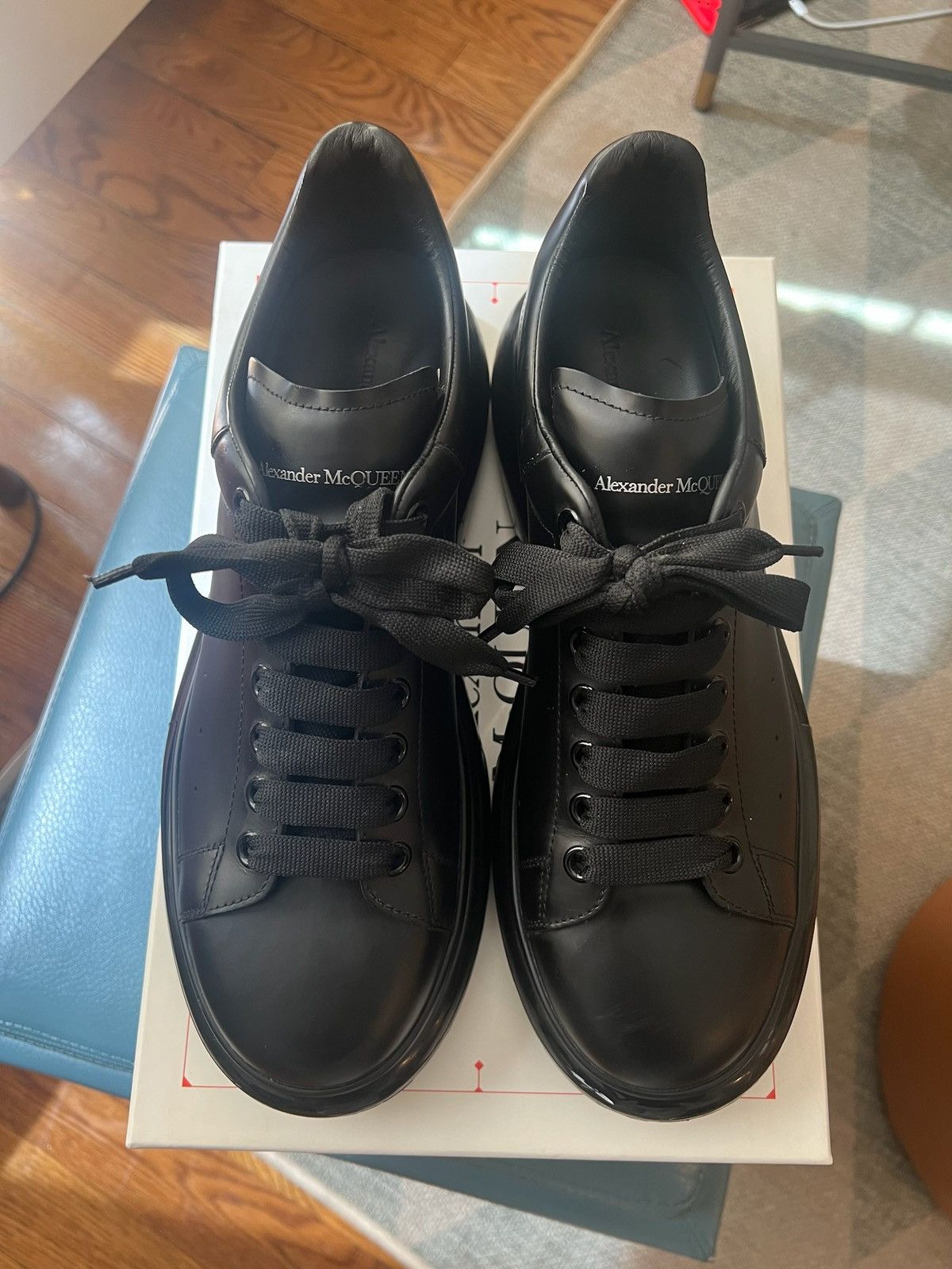 Alexander McQueen Alexander McQueen Men’s Oversized Sneaker SZ44 Size US 11 / EU 44 - 9 Thumbnail