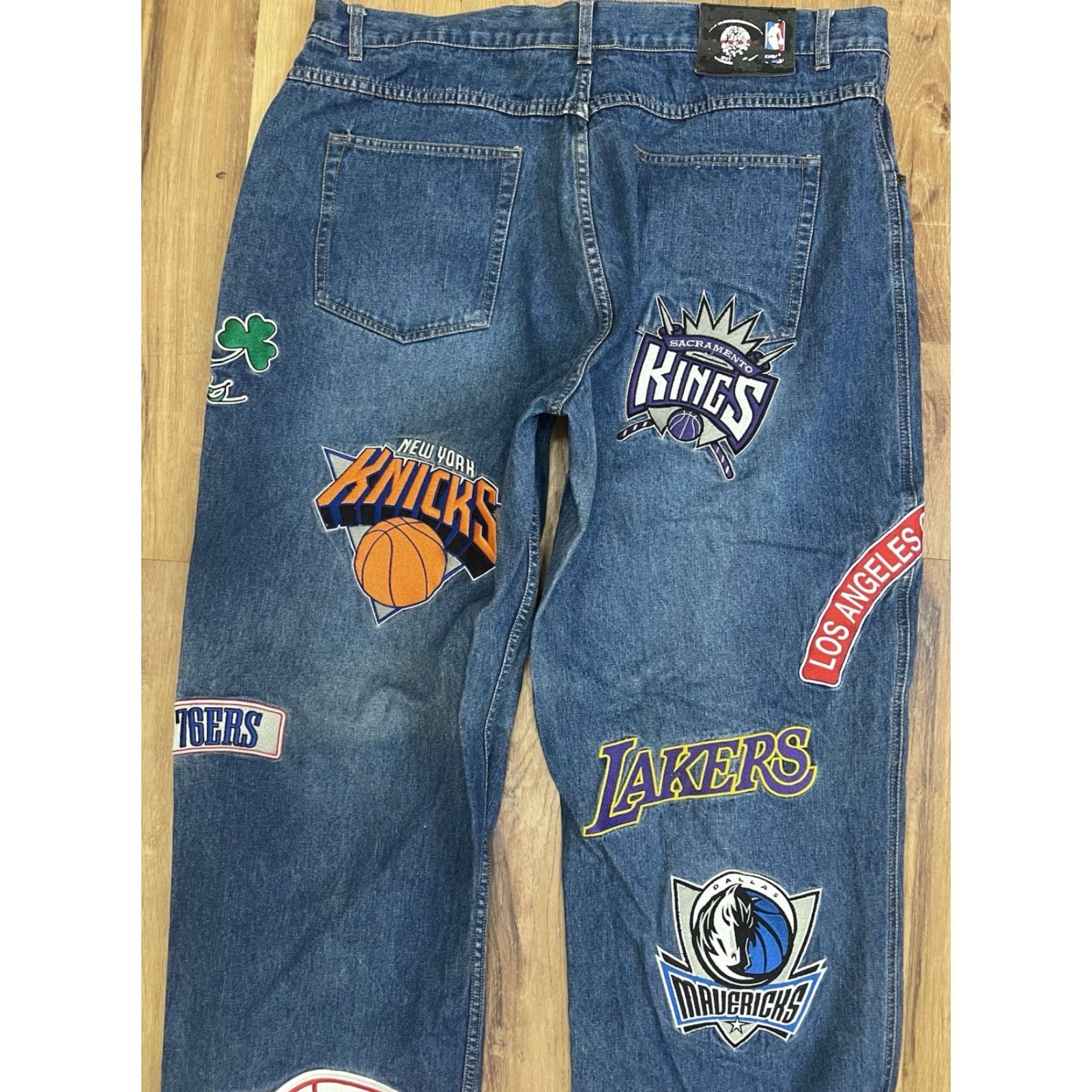 NBA VINTAGE UNK NBA TEAMS JEANS SIZE 40x34 BASKETBALL EMBROIDERED PATCHES BAGGY Y2K Size US 40 / EU 56 - 6 Thumbnail