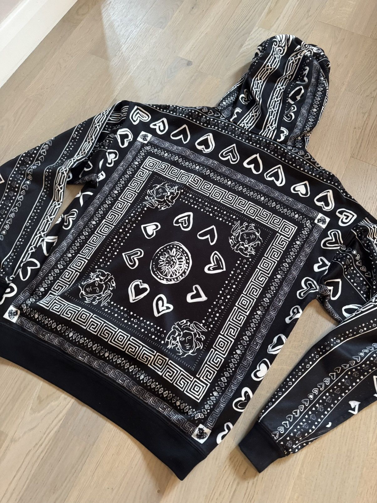 Versace VERSACE hoodie study REAL TAPE MEASUREMENTS IN PHOTOS PROPE Size US S / EU 44-46 / 1 - 9 Thumbnail
