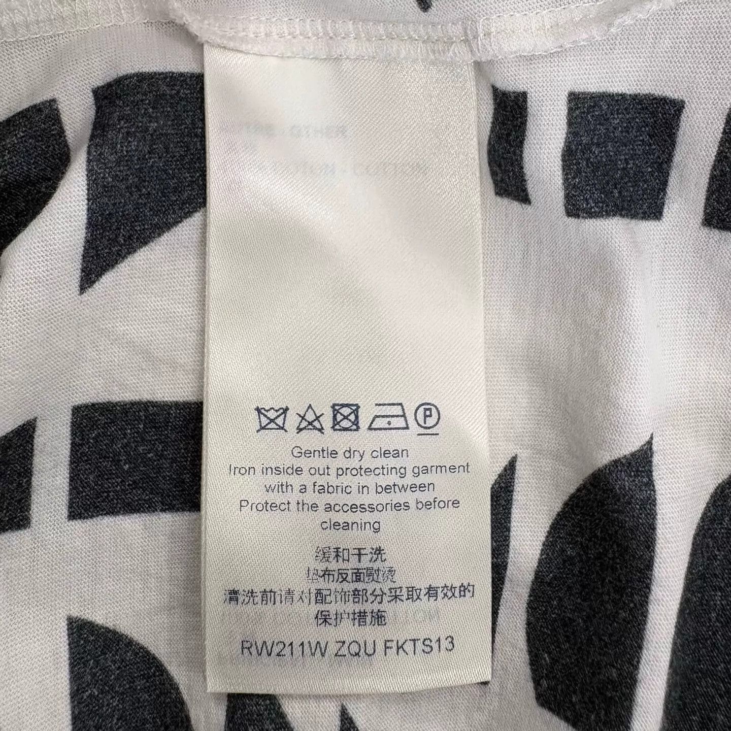 Louis Vuitton LV white base gray big logo all over S new tee Size S / US 4 / IT 40 - 4 Thumbnail