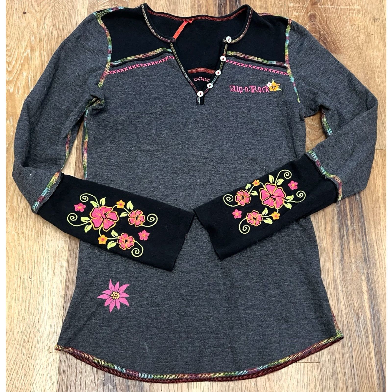 Vintage VINTAGE Alp N Rock Edelweiss Grey Black Embroidered Floral Henley Shirt XS / S Size XS / US 0-2 / IT 36-38 - 2 Thumbnail