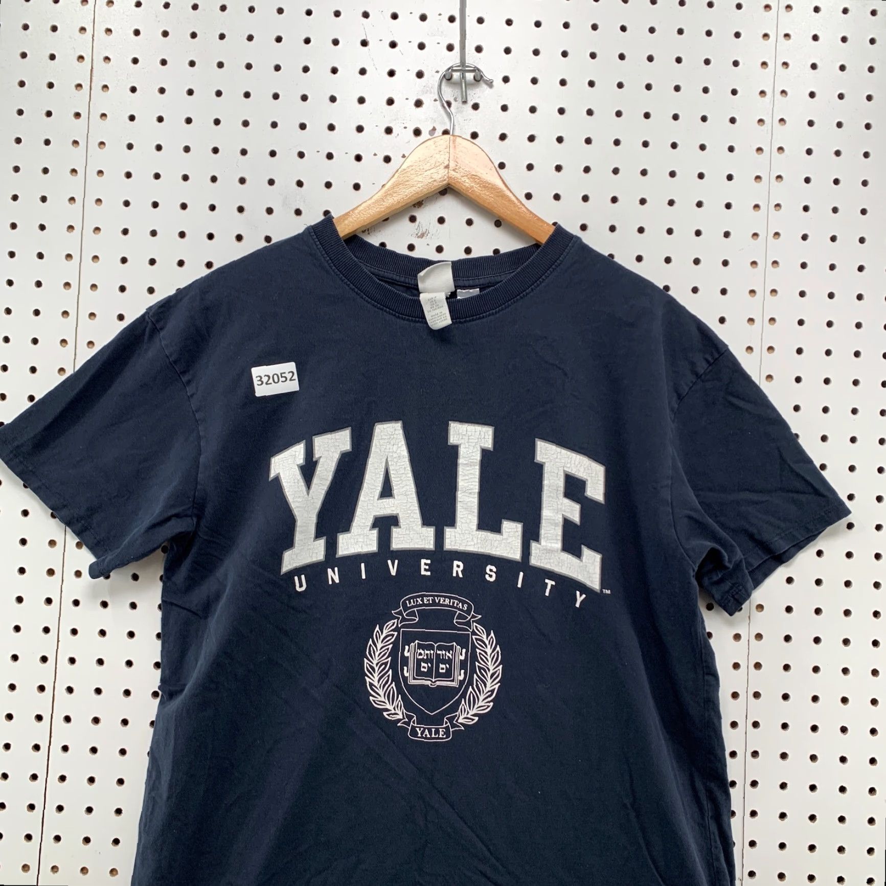 H&M VINTAGE Yale University Shirt Blue Mens Medium Crew Neck Short Sleeve Distressed 90s University Mens Shirt Blue Medium Yale University H&M Size US M / EU 48-50 / 2 - 5 Thumbnail