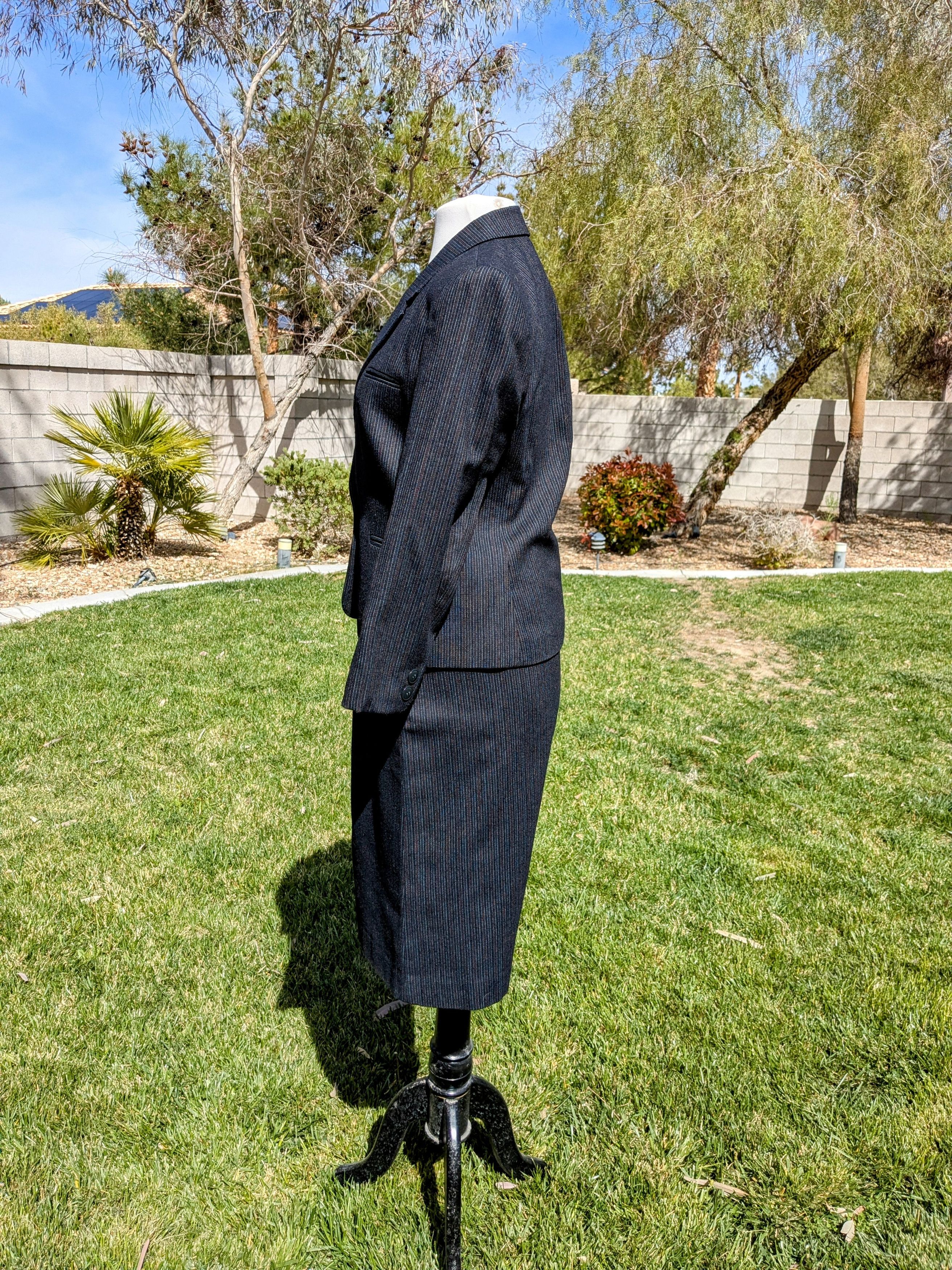 Designer Classic Pinstriped Sz7 Petite Business Coat+Skirt Suit EUC Size S / US 4 / IT 40 - 3 Thumbnail