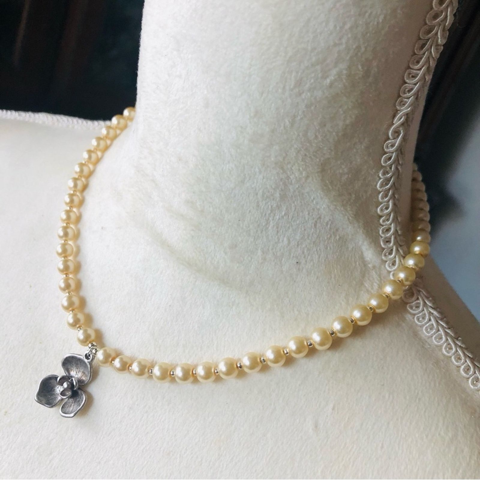 Handmade Handcrafted repurpose silver floral Pearl necklace Size ONE SIZE - 4 Thumbnail