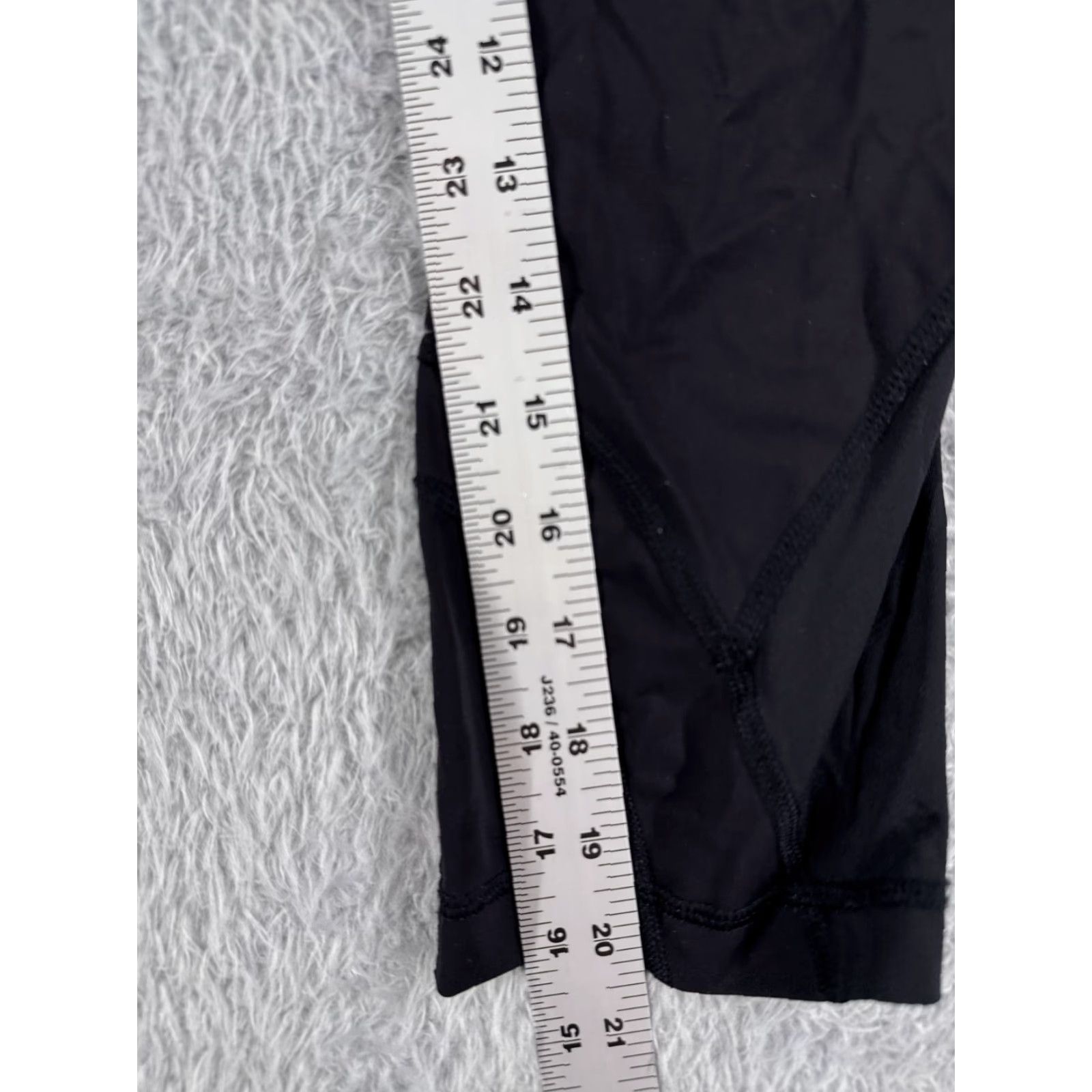 Lululemon Lululemon Pants Womens 4 Black Crop 20" Run Running Rear Zipper Pocket Size 27" / US 4 / IT 40 - 6 Thumbnail