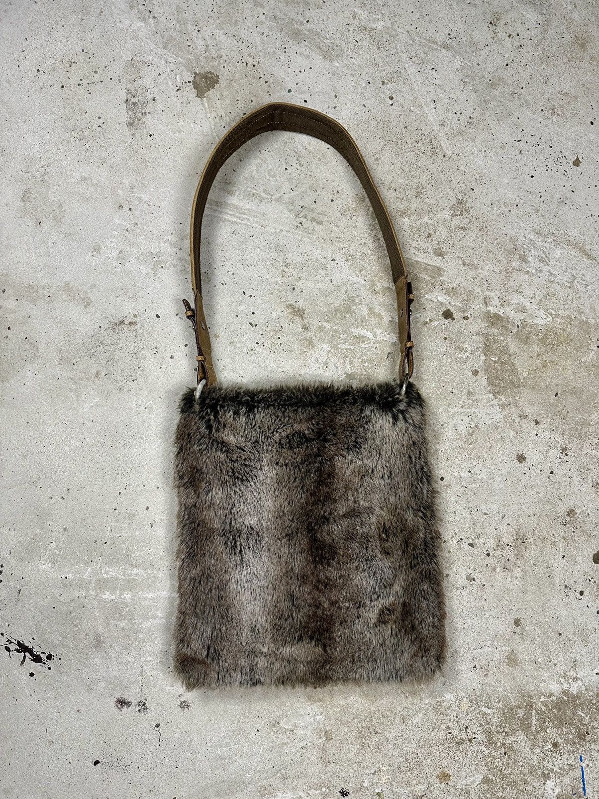 Japanese Brand Vintage Y2K Faux Fur Avant Garde Japanese Shoulder Bag Size ONE SIZE - 1 Thumbnail