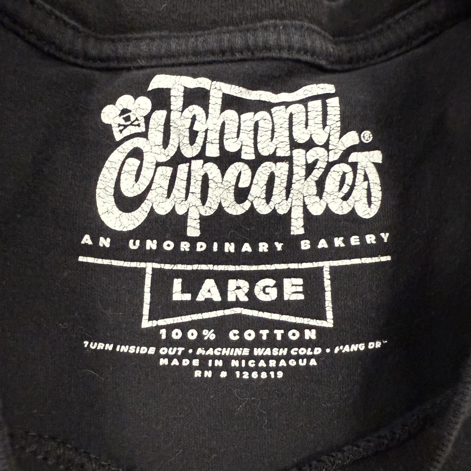 Johnny Cupcakes Vtg Johnny Cupcakes Sprinkles Crossbones T-Shirt Rare - L Size US L / EU 52-54 / 3 - 8 Thumbnail