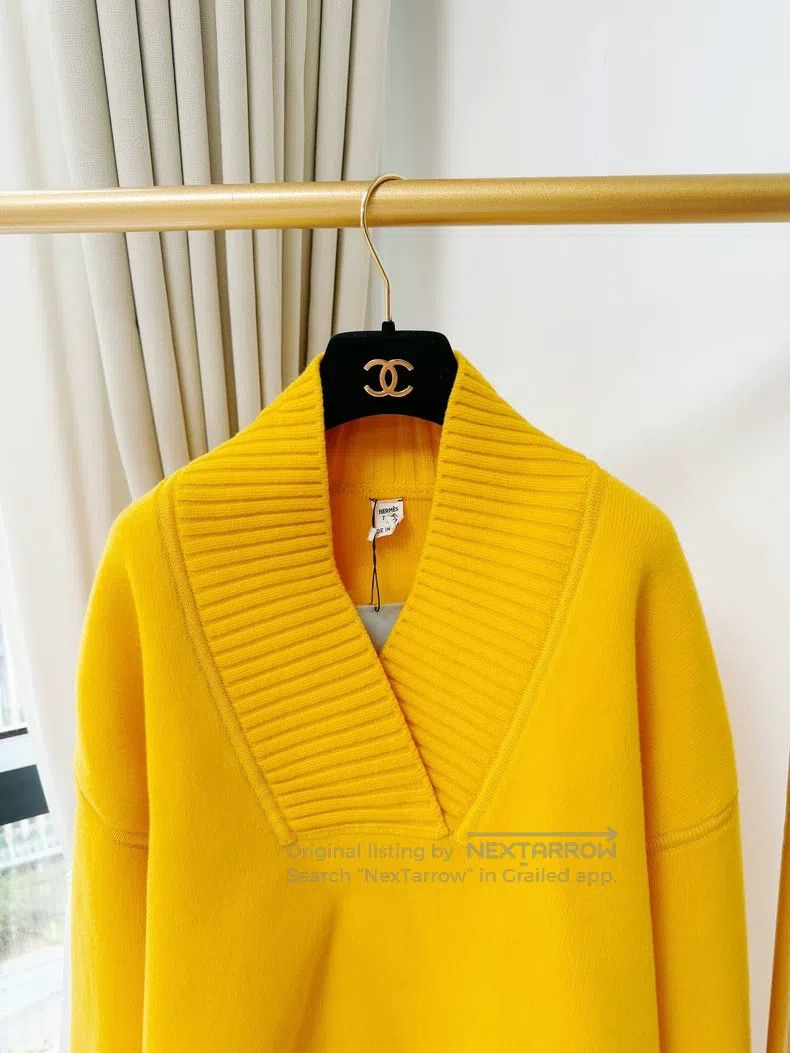 Hermes Hermes Yellow V-neck Short Sleeve Crewneck Sweater Size XS / US 0-2 / IT 36-38 - 3 Thumbnail