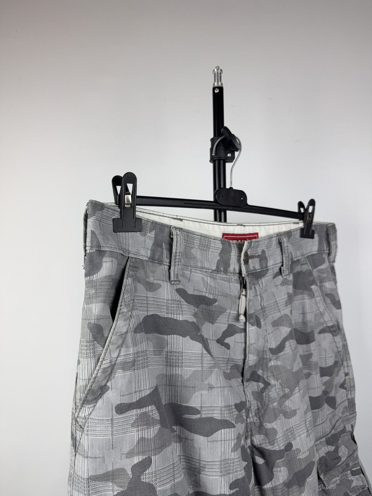 Levi's Retro 00s Levi’s Cargo Shorts Millitary Camo Plaid Utility Size US 34 / EU 50 - 5 Thumbnail