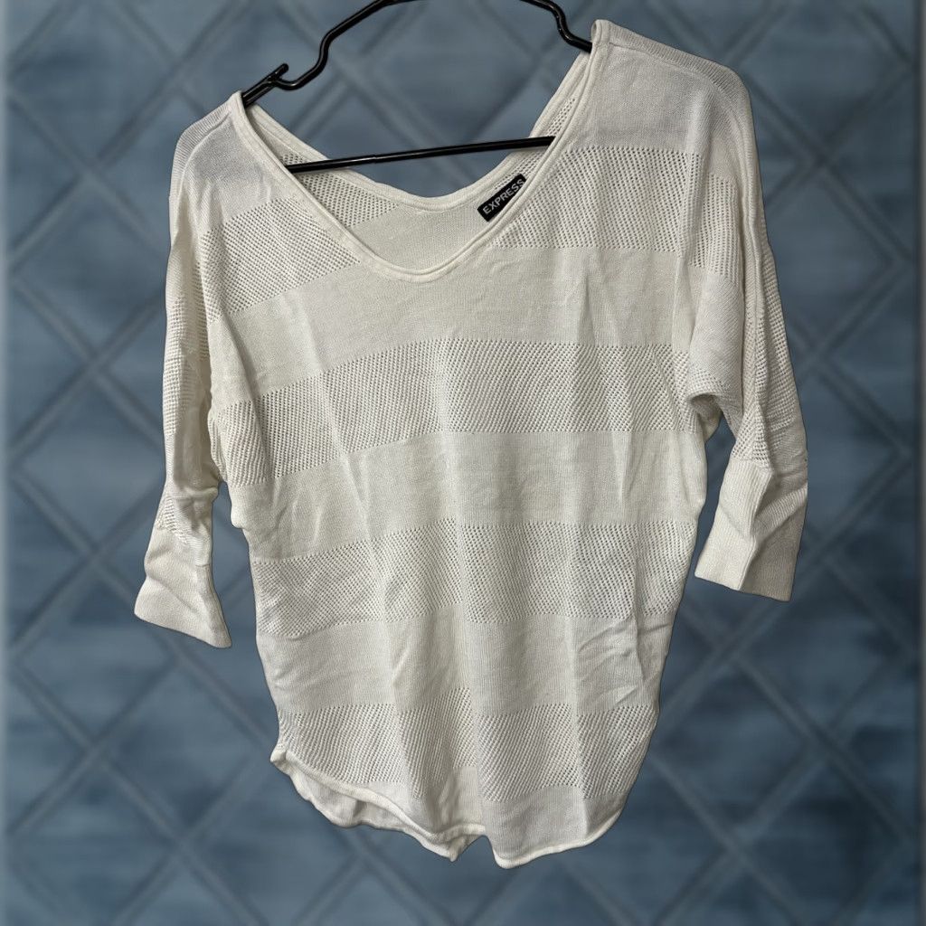 Express Express Blouse Shirt Knit V-Neck 3/4 Sleeve Solid White S Womens Short Sleeve Top Small White Express Knit Blouse Size S / US 4 / IT 40 - 1 Thumbnail