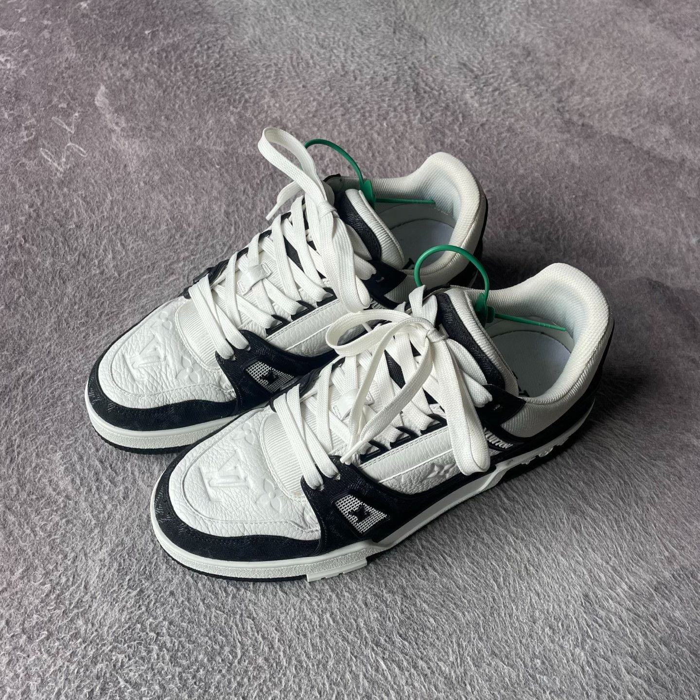 Louis Vuitton Louis Vuitton Training Black Lowtop Sneakers 40 Men Size US 7.5 / EU 40-41 - 1 Thumbnail