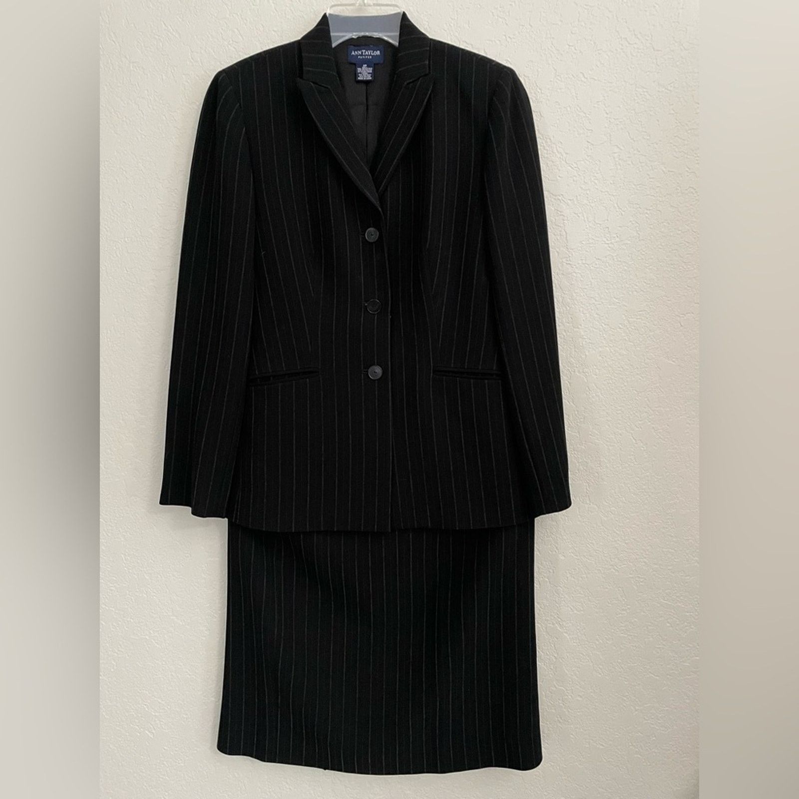 Ann Taylor Ann Taylor Black Skirt/Jacket Suit Set - Jacket 2P Skirt 6P Size XS / US 0-2 / IT 36-38 - 1 Thumbnail