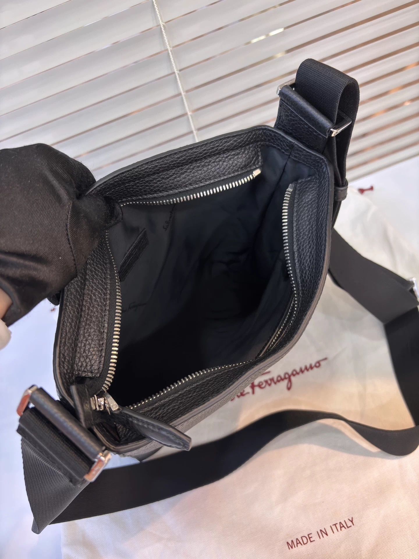 Salvatore Ferragamo Ferragamo new mens black cowhide leather crossbody bag Size ONE SIZE - 7 Thumbnail
