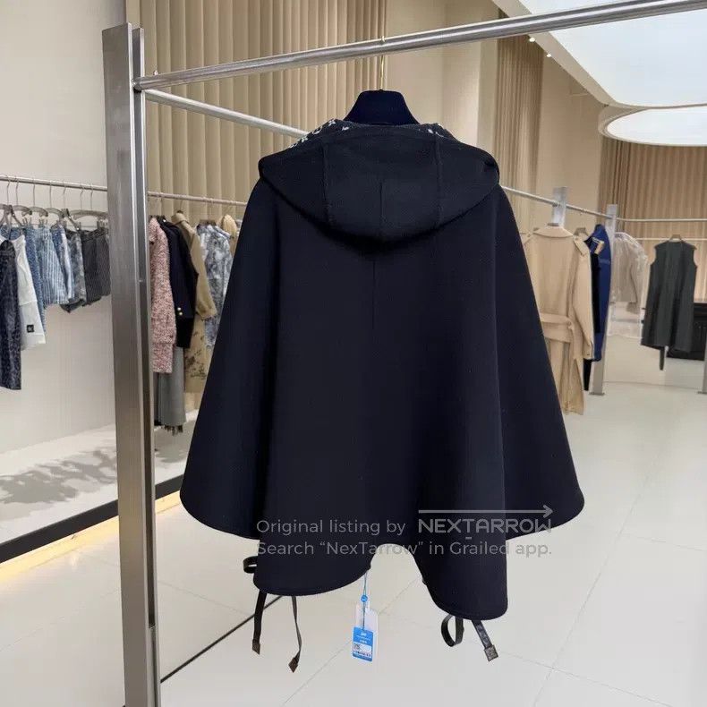 Louis Vuitton Louis Vuitton Black and white inside full of hooded Cape Size XS / US 0-2 / IT 36-38 - 2 Thumbnail