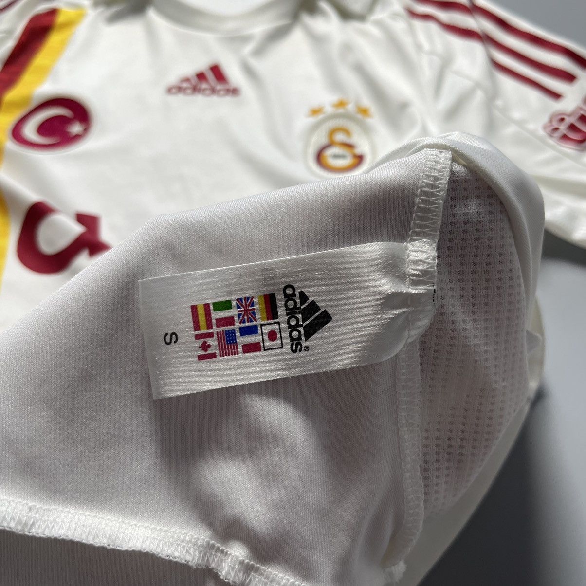 Adidas GALATASARAY ADIDAS 2008/2009 FOOTBALL AWAY JERSEY #19 KEWELL Size US S / EU 44-46 / 1 - 12 Thumbnail