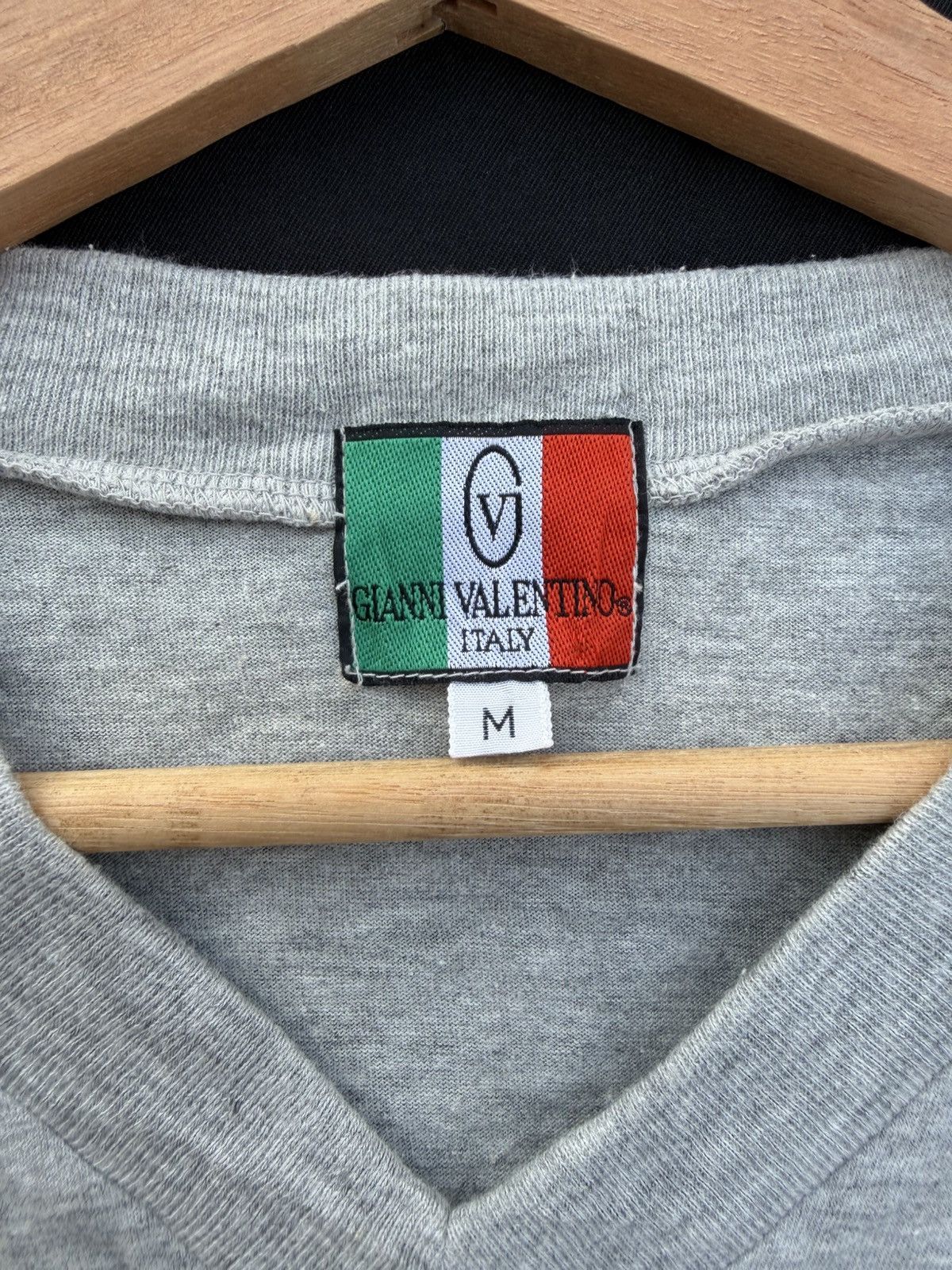 Gianni Valentino Rare Vintage 90s Gianni Valentino Small Logo Pocket Tshirt Size US L / EU 52-54 / 3 - 8 Thumbnail