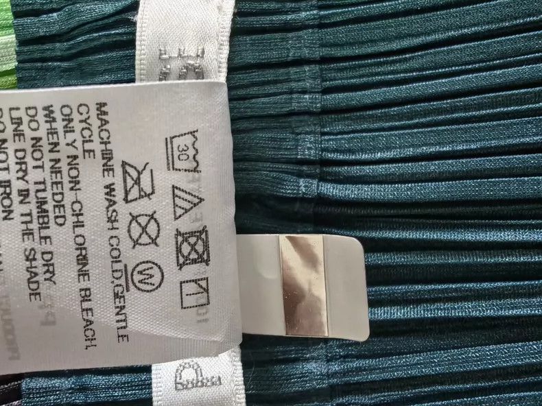 Issey Miyake Issey Miyake size:2 Dark green single-sided pleated skirt Size 22" - 4 Thumbnail