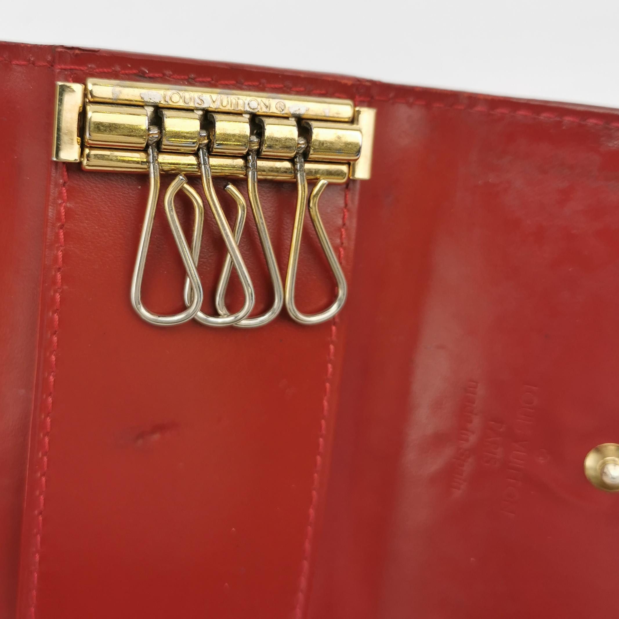 Louis Vuitton Louis Vuitton (LV) Patent leather solid color logo embossed Size ONE SIZE - 6 Thumbnail