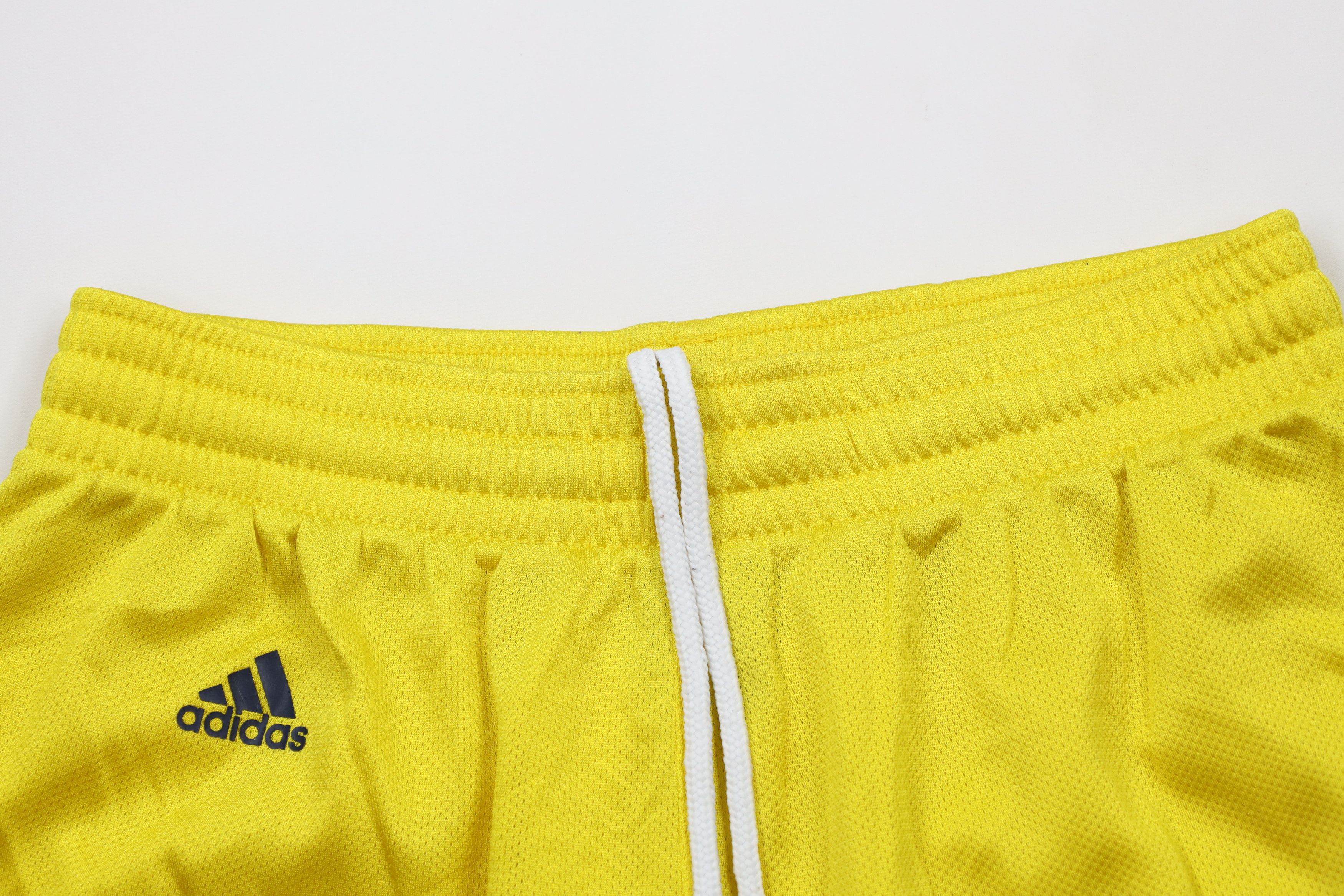 Adidas × Vintage Adidas University of Michigan Basketball Shorts Yellow Size US 34 / EU 50 - 2 Thumbnail