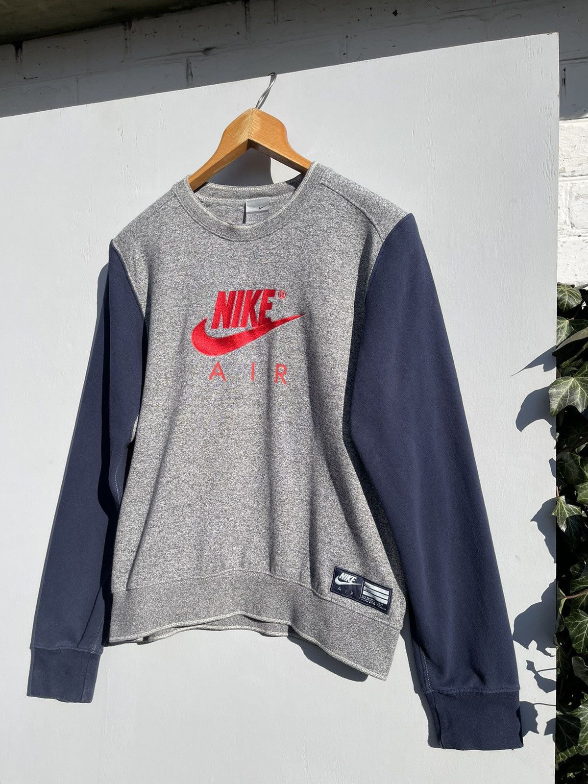 Nike Vintage Nike Air Embroidered Swoosh Logo Y2k Sweatshirt Size US S / EU 44-46 / 1 - 2 Thumbnail