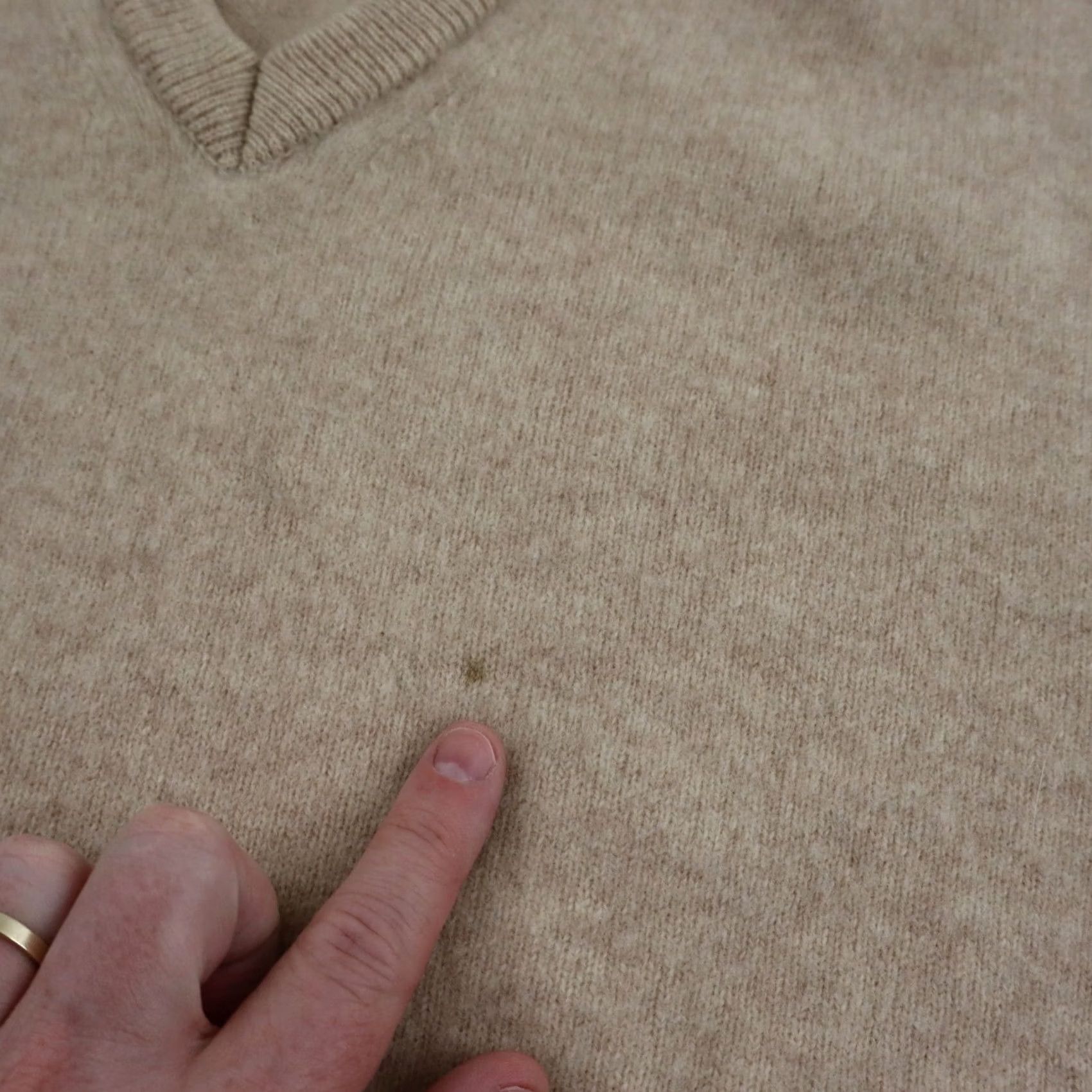 Vintage VINTAGE LL Bean Ireland Lambs Wool V-Neck Sweater Womens Medium Beige Size M / US 6-8 / IT 42-44 - 3 Thumbnail
