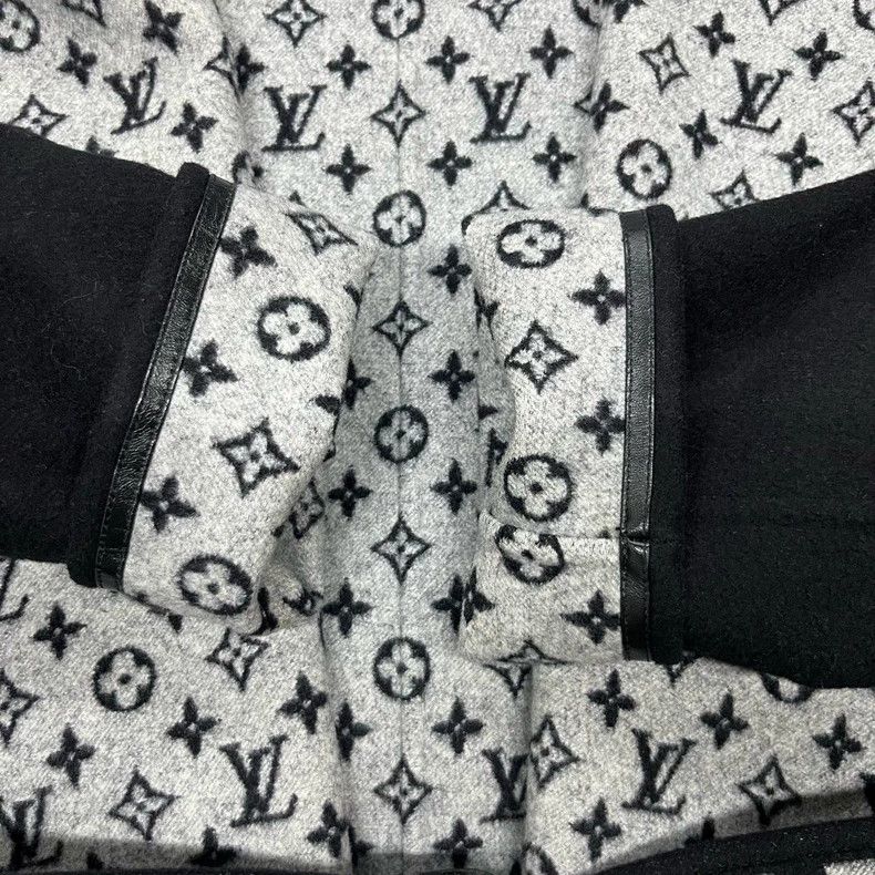Louis Vuitton Louis Vuitton Short black bathrobe coat with full print an Size XS / US 0-2 / IT 36-38 - 4 Thumbnail
