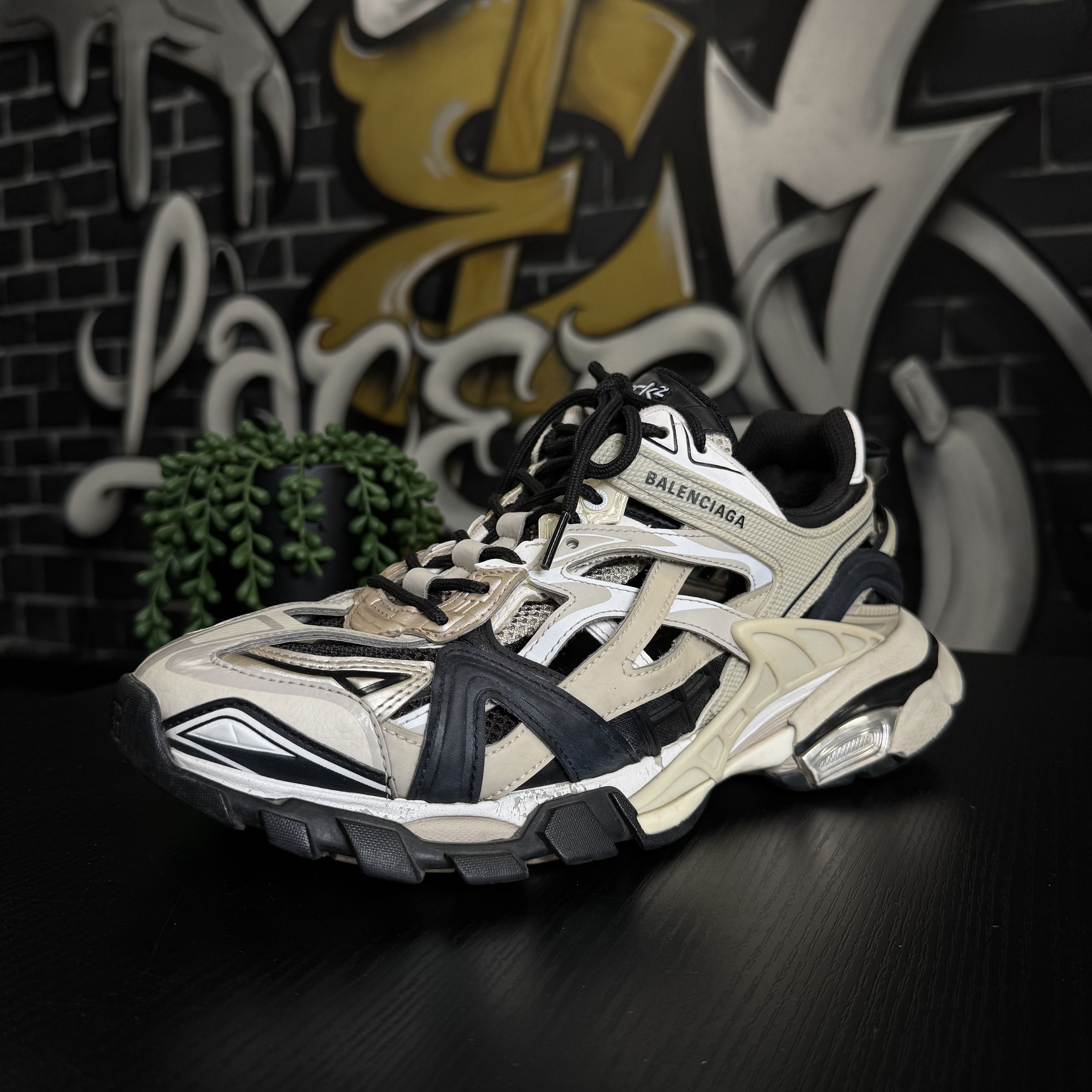 Balenciaga BALENCIAGA TRACK2 BEIGE BLACK Size US 9 / EU 42 - 1 Thumbnail