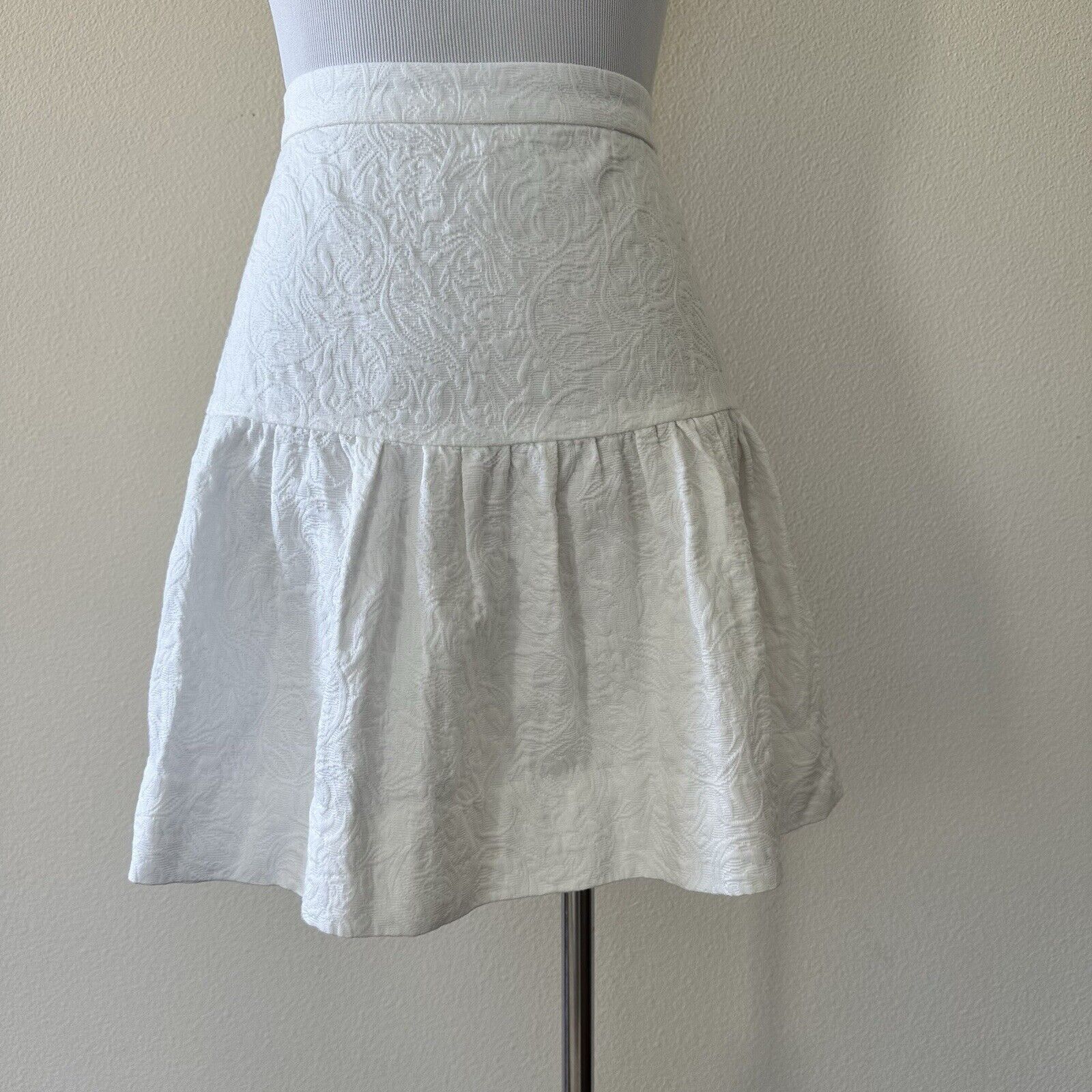 J.Crew J.Crew Cream Matelasse Drop Waist Hi Rise Mini Skirt Size 4 Size 27" / US 4 / IT 40 - 2 Thumbnail
