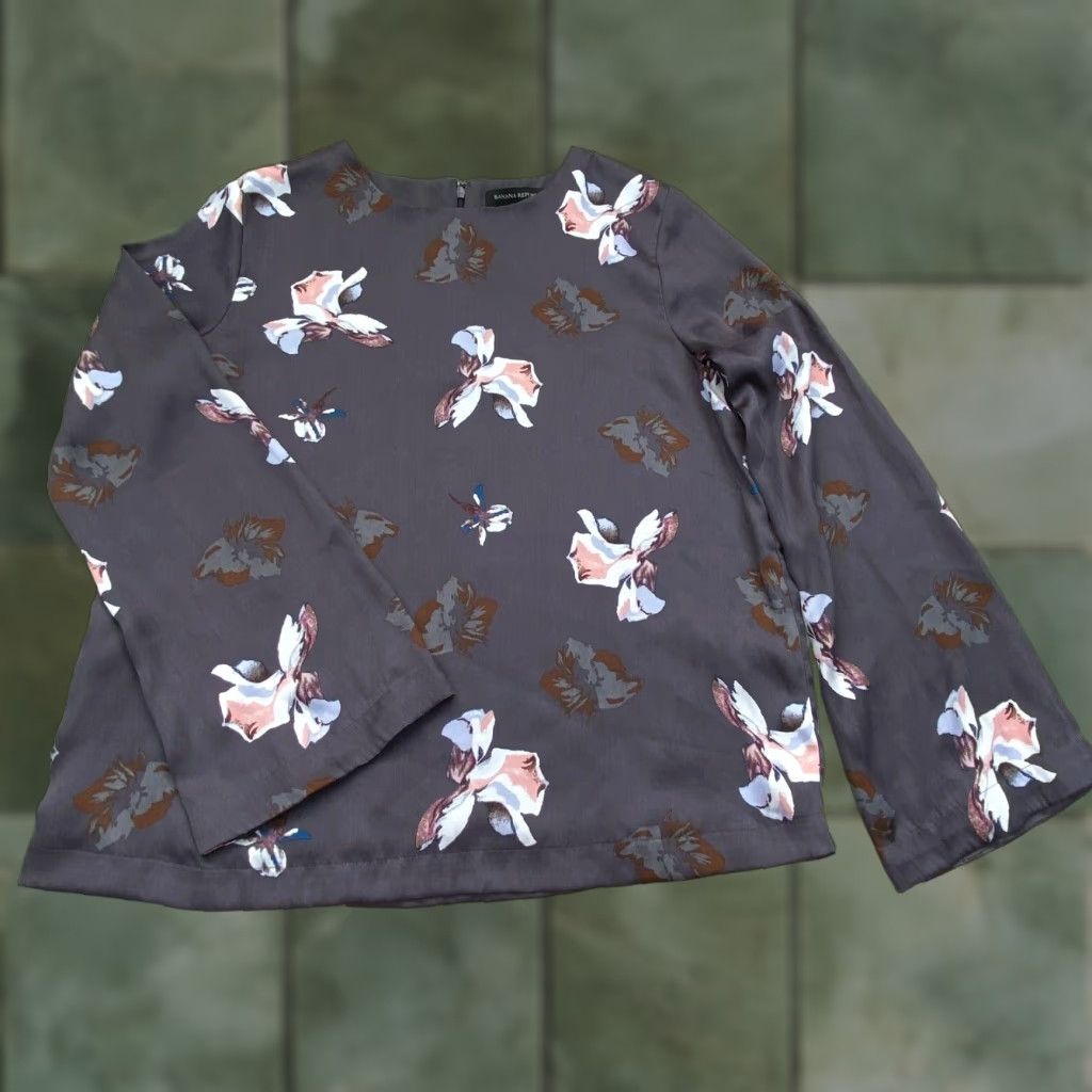 Banana Republic Banana Republic Womens Blouse Small Gray Floral Satin Long Sleeve Regular Fit Casual Size S / US 4 / IT 40 - 1 Thumbnail
