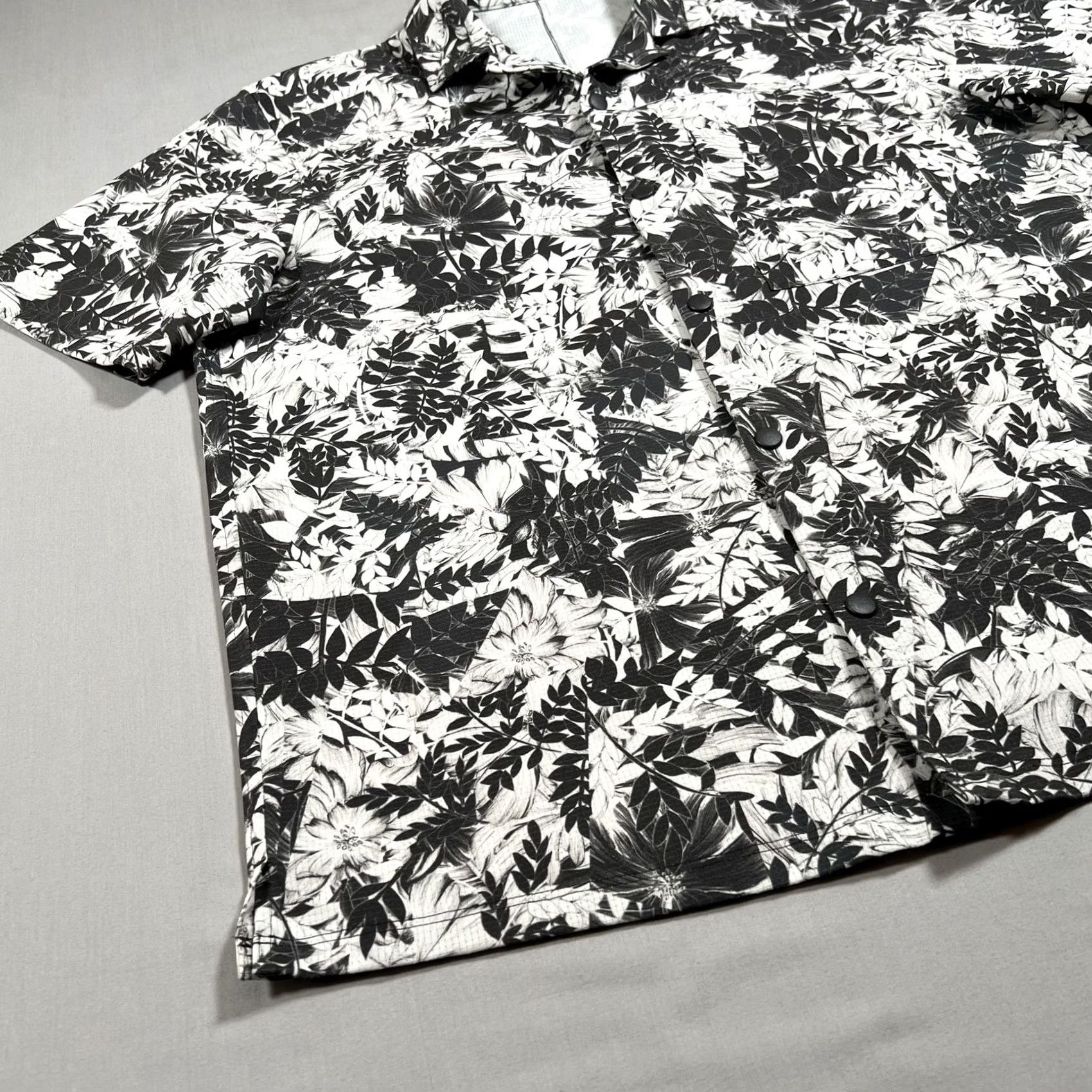 Lululemon Lululemon Men's M Black White Floral Leaf Print Casual Button Up Camp Shirt Size US M / EU 48-50 / 2 - 7 Thumbnail