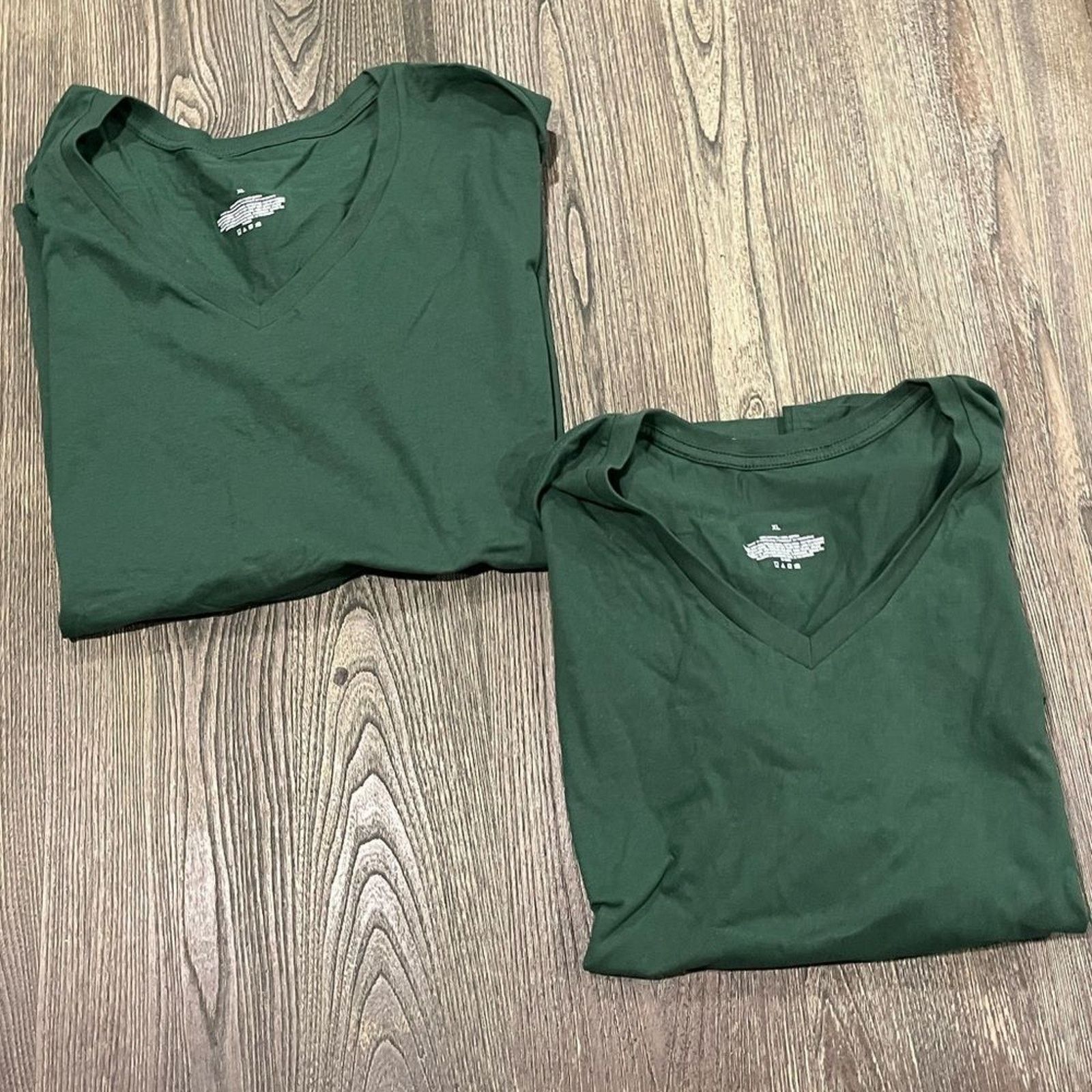 Vintage NWOT 2 Pack Mens T-Shirts V-Neckline Short Sleeve Size XL Size US XL / EU 56 / 4 - 1 Thumbnail