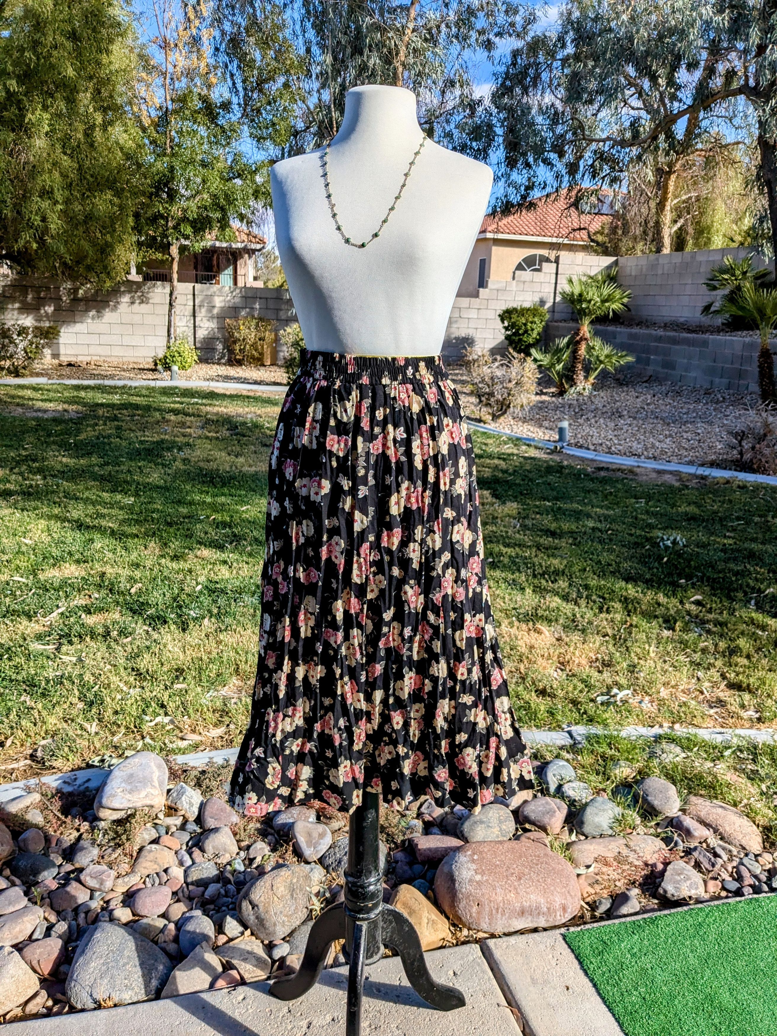 Designer Sag Harbor Black Floral Button Down Maxi Skirt Elastic Waist Size 26" / US 2 / IT 38 - 1 Thumbnail