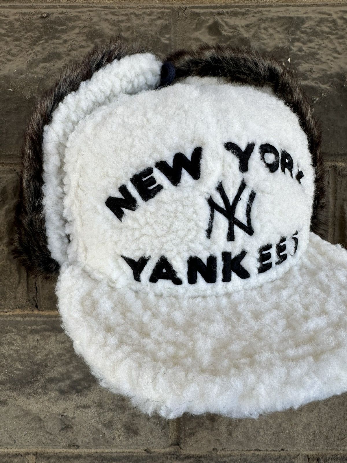 New Era × New York Yankees × Supreme 7 5/8 NEW YORK YANKEES 75TH WS SHERPA DOG EAR FITTED CAP Size ONE SIZE - 1 Thumbnail