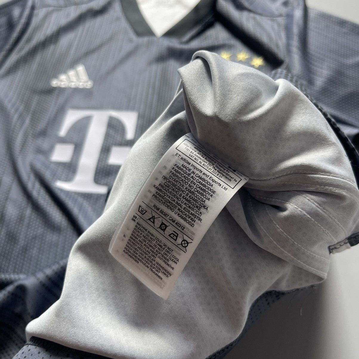 Adidas BAYERN ADIDAS 2018/2019 FOOTBALL SOCCER THIRD JERSEY Size US L / EU 52-54 / 3 - 9 Thumbnail