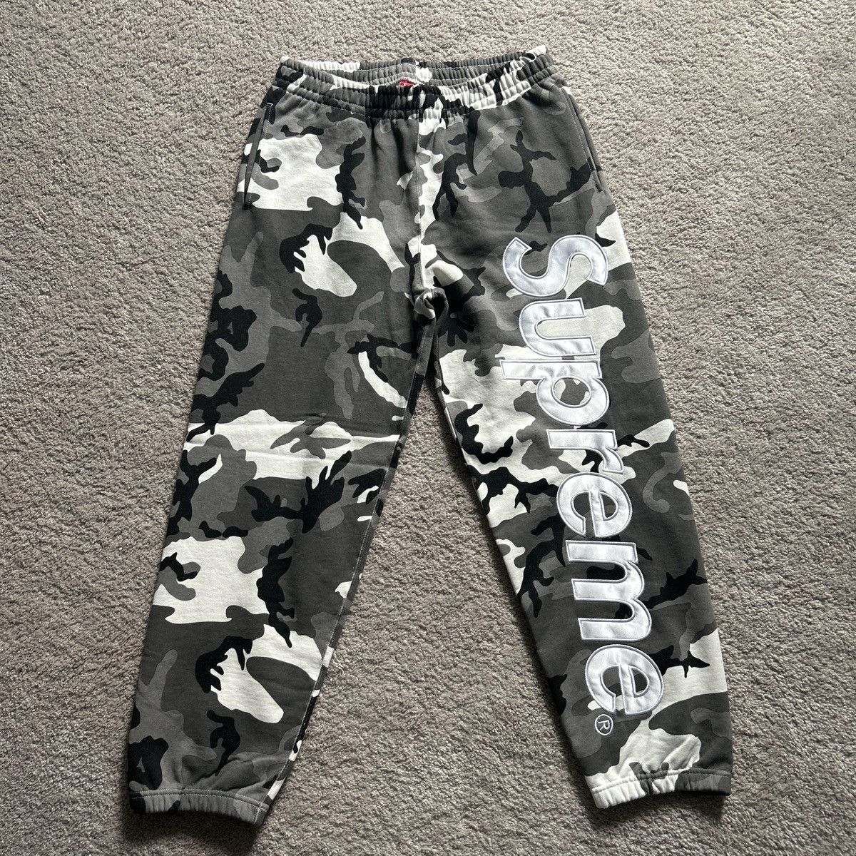 Supreme Supreme appliqué snow white sweatpants Size US 32 / EU 48 - 1 Thumbnail