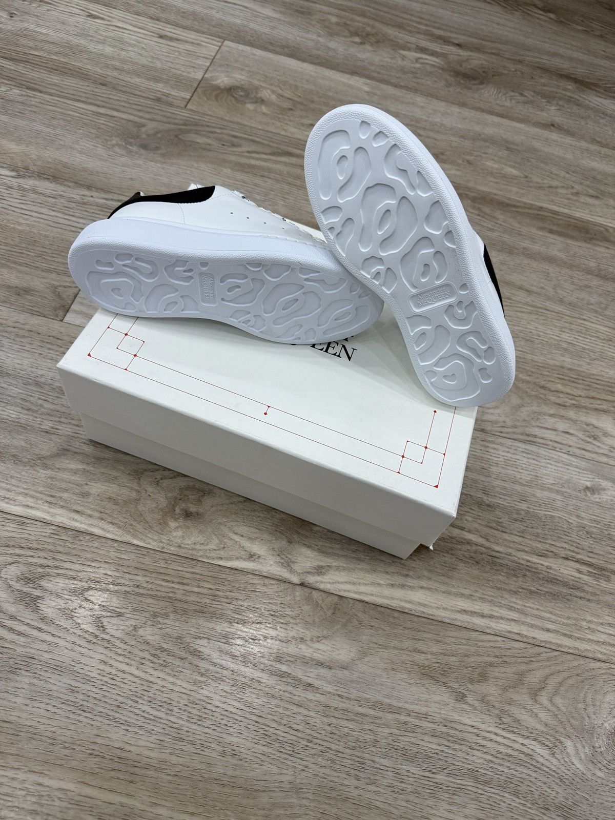 Alexander McQueen Alexander McQueen Oversized Sneaker White Black Size US 4 / IT 34 - 7 Thumbnail
