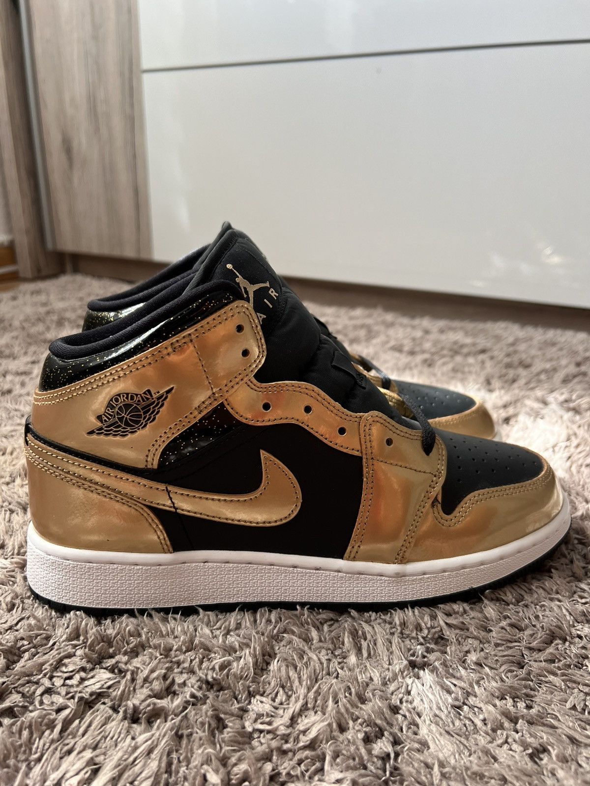 Nike Air Jordan 1 WMNS Gold Size US 8.5 / IT 38.5 - 2 Thumbnail