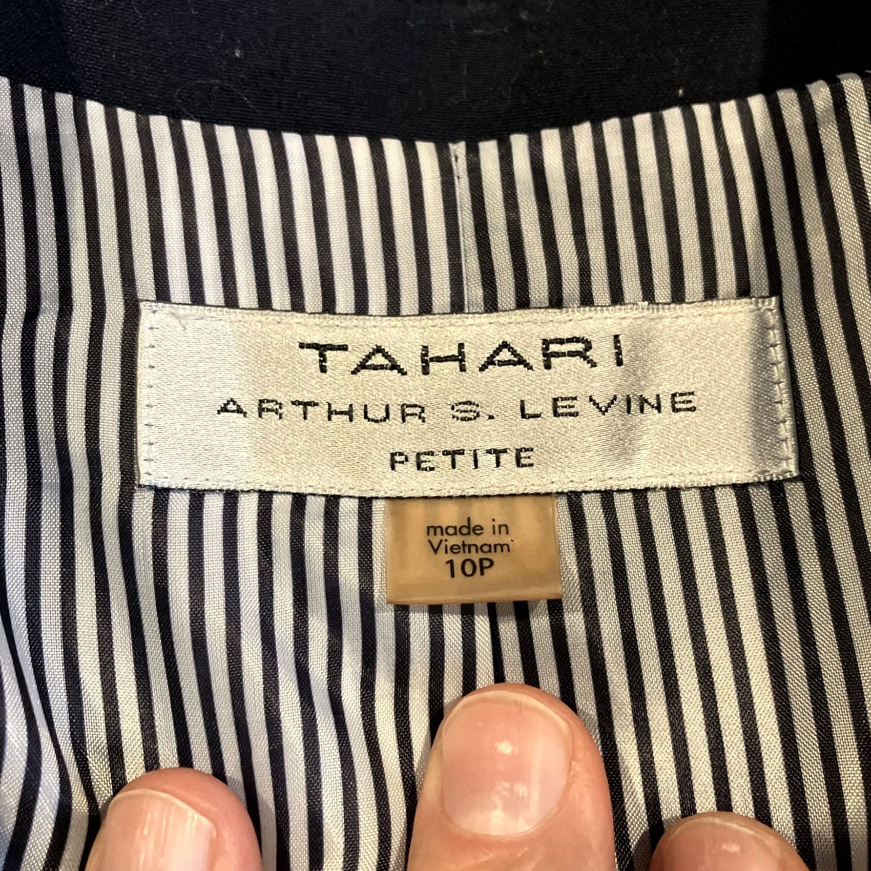 Vintage Tahari Blazer Woman Petite 10P Navy Nautical Blazer Women’s Petite 10P Blazer Navy Blue Boatneck? Size L / US 10 / IT 46 - 3 Thumbnail